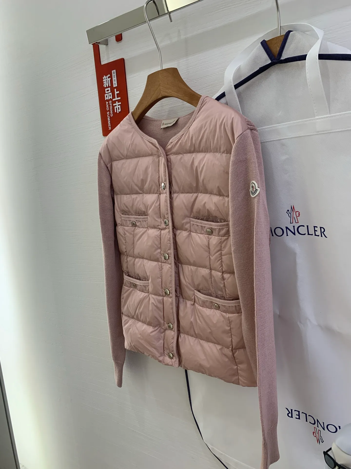 P640 French purchasing agent MONCLER 25-year-old 4-pocket thin spliced ​​knitted down jacket for women. This cardigan is equipped with a down-filled front and is suitable for wearing in all seasons throughout the year. Midweight knit style in merino wool. •Made from fine merino wool •longue saison lining •Longue saison front filled with down •Fully molded jersey •7 needles •Snap button closure •Pockets •Knit trim