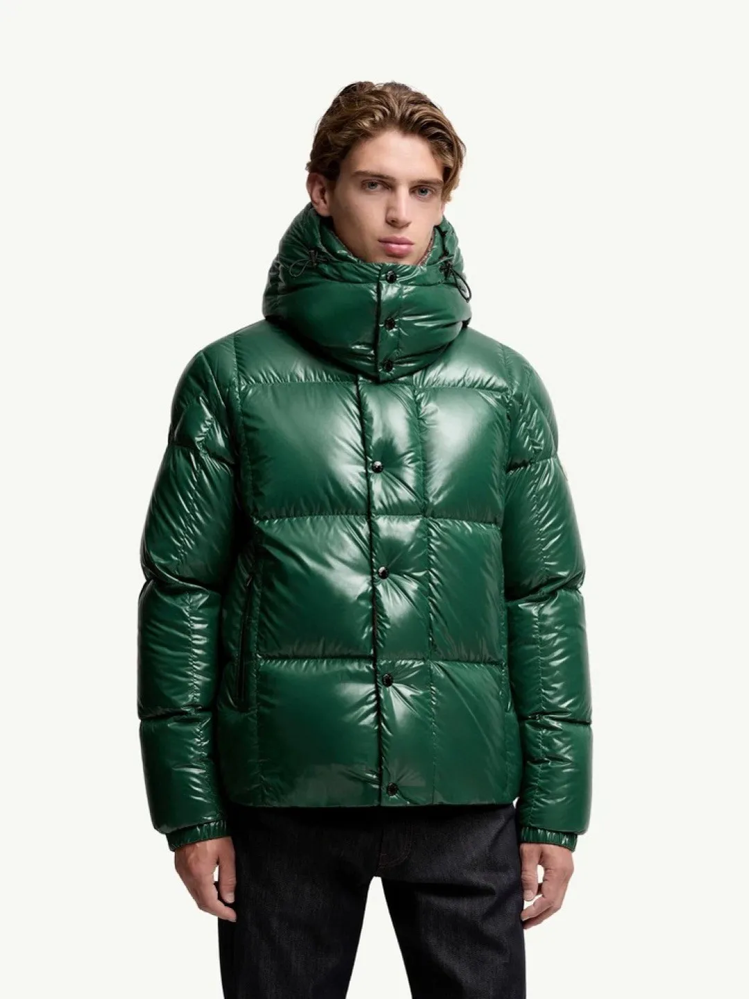 P800 Moncler's new Parana men's black gold hooded short down jacket, the Parana down jacket has an eye-catching glossy texture. This short down jacket is made of nylonlaque fabric, which is lightweight, warm, breathable and comfortable. The warm design and removable hood make it easy to handle all weather conditions. Size: 12345 Color: light brown black emerald green olive green