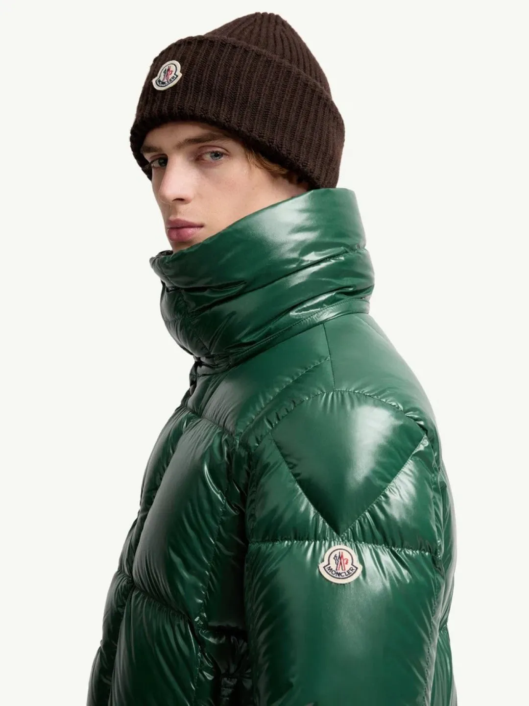 P800 Moncler's new Parana men's black gold hooded short down jacket, the Parana down jacket has an eye-catching glossy texture. This short down jacket is made of nylonlaque fabric, which is lightweight, warm, breathable and comfortable. The warm design and removable hood make it easy to handle all weather conditions. Size: 12345 Color: light brown black emerald green olive green