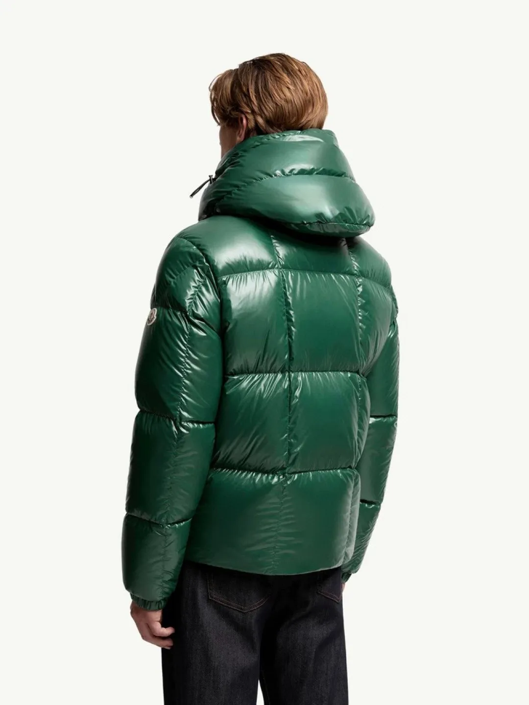 P800 Moncler's new Parana men's black gold hooded short down jacket, the Parana down jacket has an eye-catching glossy texture. This short down jacket is made of nylonlaque fabric, which is lightweight, warm, breathable and comfortable. The warm design and removable hood make it easy to handle all weather conditions. Size: 12345 Color: light brown black emerald green olive green