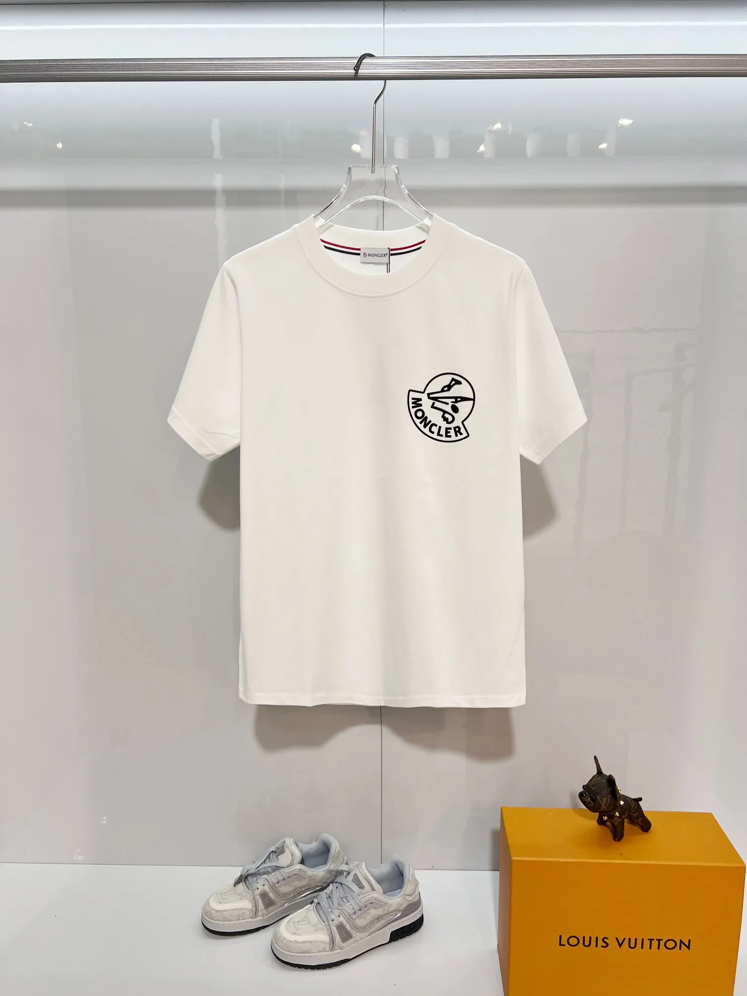 P150 MONCLER/Muzzled 300g pure cotton round neck short-sleeved T-shirt Brand classic Three-dimensional offset letter LOGO embossing process 2025ss official synchronization High version High quality Fashion personality Versatile trend Pure original quality Original fabric Hang tag Collar label Washed wheat Complete three standards Color: Black. White. Size: S M L XL XXL