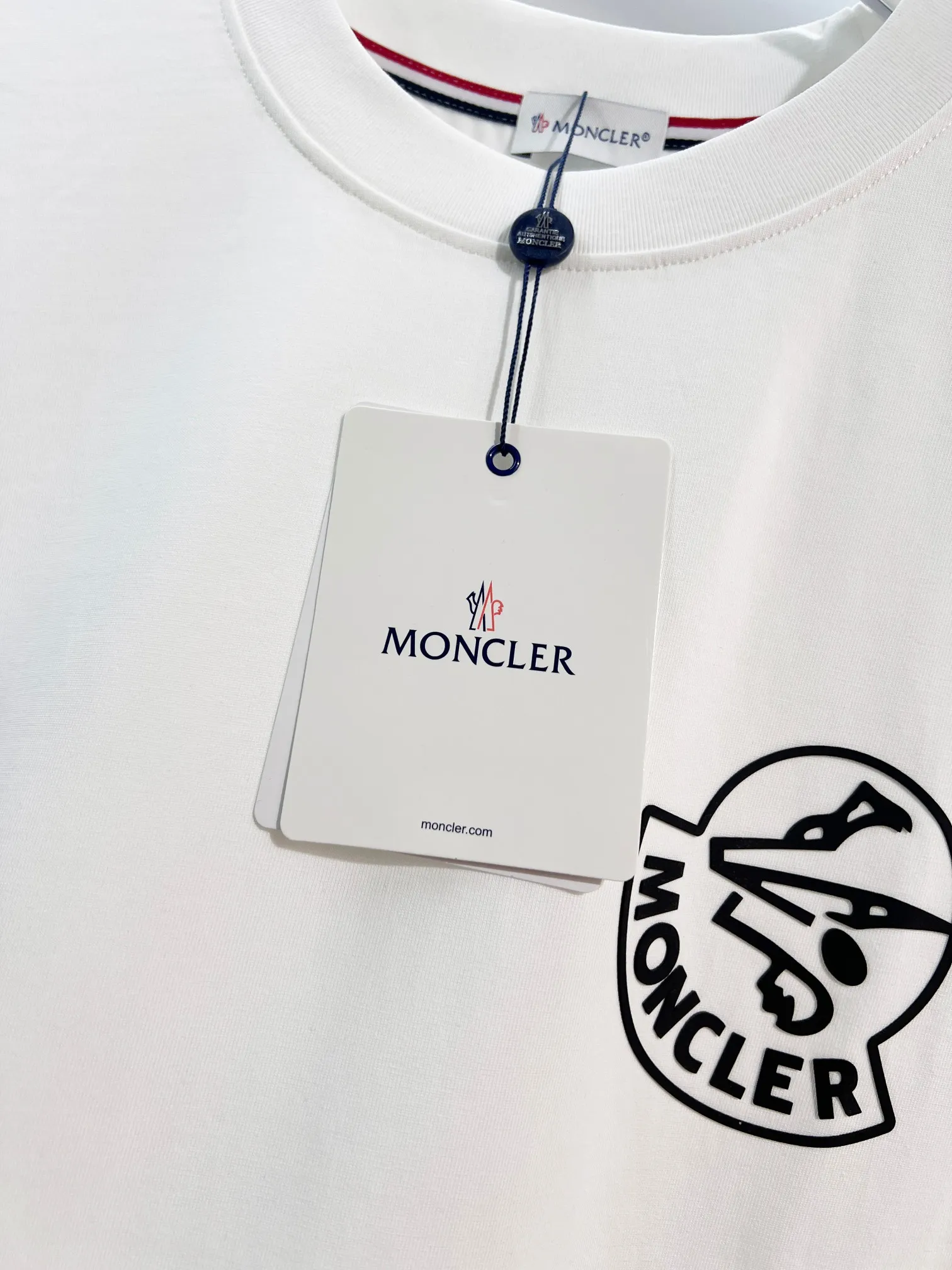 P150 MONCLER/Muzzled 300g pure cotton round neck short-sleeved T-shirt Brand classic Three-dimensional offset letter LOGO embossing process 2025ss official synchronization High version High quality Fashion personality Versatile trend Pure original quality Original fabric Hang tag Collar label Washed wheat Complete three standards Color: Black. White. Size: S M L XL XXL