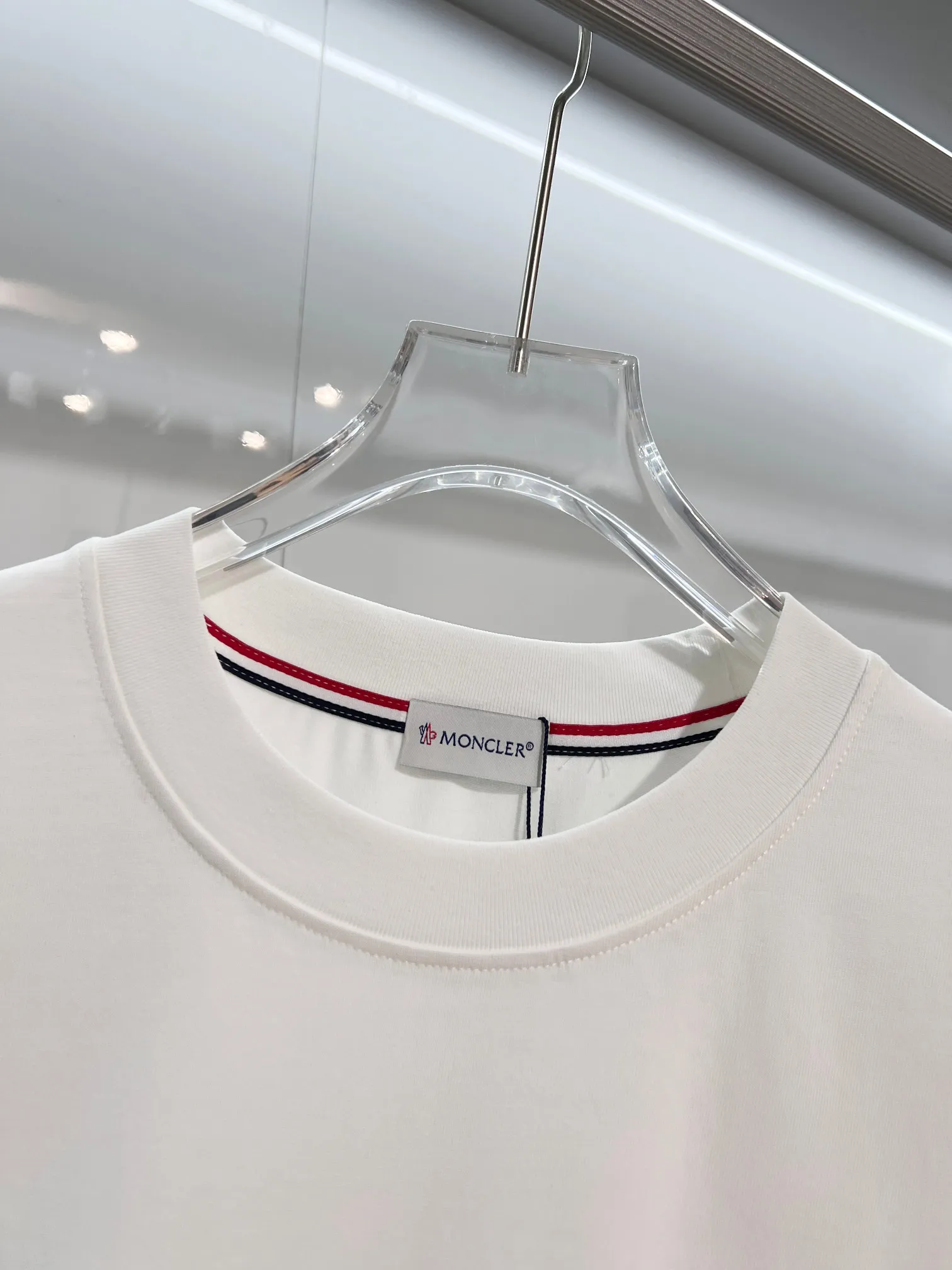 P150 MONCLER/Muzzled 300g pure cotton round neck short-sleeved T-shirt Brand classic Three-dimensional offset letter LOGO embossing process 2025ss official synchronization High version High quality Fashion personality Versatile trend Pure original quality Original fabric Hang tag Collar label Washed wheat Complete three standards Color: Black. White. Size: S M L XL XXL