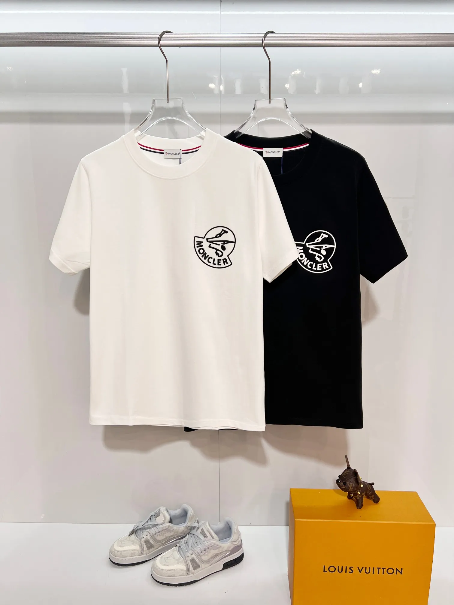 P150 MONCLER/Muzzled 300g pure cotton round neck short-sleeved T-shirt Brand classic Three-dimensional offset letter LOGO embossing process 2025ss official synchronization High version High quality Fashion personality Versatile trend Pure original quality Original fabric Hang tag Collar label Washed wheat Complete three standards Color: Black. White. Size: S M L XL XXL