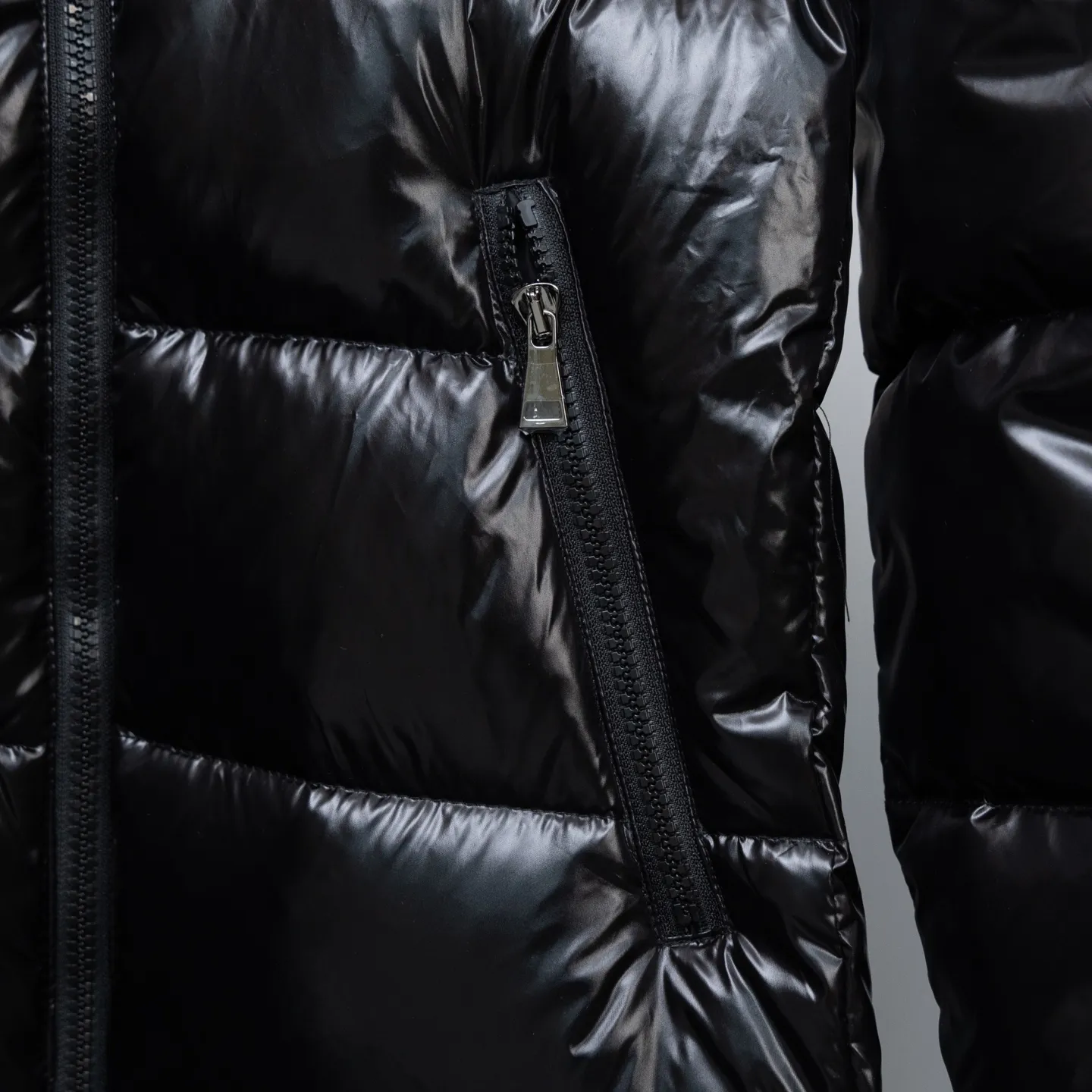 P1060 ❤️❤️❤️❤️This is the perfect version of the Meng Mou down jacket!!! It gives you enough warmth from head to toe. The most annoying thing is that it is also slim-fitting. It also uses Meng Mou’s classic shiny material. All this will definitely create a new generation of Meng Mou’s hot style!!! Please remember its name. Hudson... Such hot style will be made all over the world. What we can do is to give you authentic products from the counter... no matter from the filling degree of the down, the color of the fabric, or the gloss of the fox fur. The fineness of the hardware supports your unconditional comparison... ⚠️Thank you🙏 Mengkou's constantly upgraded anti-counterfeiting technology makes authentic down jackets stand out in minutes...NFC anti-counterfeiting technology. If you have an Android phone with NFC function, hurry up and experience the latest anti-counterfeiting technology after receiving the goods...⚠️Silver fox fur collar Each silver fox fur collar is imported from Finland and is unique. Many people say that the feel is different. That's because every fox is different. Just like the fur of each of us is different, it is a truth. If it is all the same softness, it is artificial processing....⚠️Goose down filling 95 European standard goose down filling. Real top goose down. The softness and warmth are unparalleled. The whole dress is 100% goose down filling. When you touch it with your hands, you can feel it without any impurities and softness. This is the most intuitive feeling...⚠️ Comes standard with a dustproof bag. It is perfect for giving as a gift. The latest moncler HUDSON Silver Fox Extra Long Down Jacket If you like it, don't miss it.... This is the perfect version of a muffler down jacket!!!! It gives you enough warmth from head to toe. The most annoying thing is that it is also slim. It also uses the classic glossy material of the muffler. All this will definitely create a new generation of muzzle hits!!! Please remember its name. Hudson... Such hot styles will be made all over the world. What we can do is to give you the authentic products from the counter... No matter from the filling degree of the down or the color of the fabric The glossiness of the fox fur and the fineness of the hardware all support your unconditional comparison... ⚠️Thank you🙏 Mengkou's constantly upgraded anti-counterfeiting technology makes authentic down jackets stand out in minutes...NFC anti-counterfeiting technology. If you have an Android phone with NFC function, hurry up and experience it after receiving the goods. The latest anti-counterfeiting technology...⚠️Silver Fox Fur Collar Each silver fox fur collar is imported from Finland and is unique. Many people say that the feel is different. Dear, it’s because every fox is different, just like the fur of each of us is different. If all the softness is the same, it is artificial processing....⚠️Goose down filling 95 European standard goose down filling, real top goose down, softness and warmth are unparalleled. The whole dress is 100% goose down filling. When you receive the goods, you can touch it with your hands and feel it. There are no impurities and softness. This is the most intuitive feeling...⚠️ Comes standard with a dustproof bag. It’s perfect for giving as a gift or for personal wear. The latest moncler HUDSON silver fox extra long down jacket. If you like it, don’t miss it.... Color: black, size: 1234