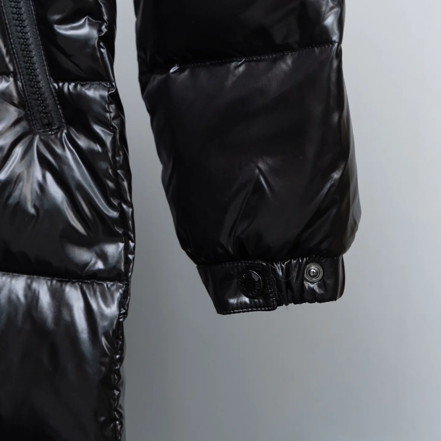 P1060 ❤️❤️❤️❤️This is the perfect version of the Meng Mou down jacket!!! It gives you enough warmth from head to toe. The most annoying thing is that it is also slim-fitting. It also uses Meng Mou’s classic shiny material. All this will definitely create a new generation of Meng Mou’s hot style!!! Please remember its name. Hudson... Such hot style will be made all over the world. What we can do is to give you authentic products from the counter... no matter from the filling degree of the down, the color of the fabric, or the gloss of the fox fur. The fineness of the hardware supports your unconditional comparison... ⚠️Thank you🙏 Mengkou's constantly upgraded anti-counterfeiting technology makes authentic down jackets stand out in minutes...NFC anti-counterfeiting technology. If you have an Android phone with NFC function, hurry up and experience the latest anti-counterfeiting technology after receiving the goods...⚠️Silver fox fur collar Each silver fox fur collar is imported from Finland and is unique. Many people say that the feel is different. That's because every fox is different. Just like the fur of each of us is different, it is a truth. If it is all the same softness, it is artificial processing....⚠️Goose down filling 95 European standard goose down filling. Real top goose down. The softness and warmth are unparalleled. The whole dress is 100% goose down filling. When you touch it with your hands, you can feel it without any impurities and softness. This is the most intuitive feeling...⚠️ Comes standard with a dustproof bag. It is perfect for giving as a gift. The latest moncler HUDSON Silver Fox Extra Long Down Jacket If you like it, don't miss it.... This is the perfect version of a muffler down jacket!!!! It gives you enough warmth from head to toe. The most annoying thing is that it is also slim. It also uses the classic glossy material of the muffler. All this will definitely create a new generation of muzzle hits!!! Please remember its name. Hudson... Such hot styles will be made all over the world. What we can do is to give you the authentic products from the counter... No matter from the filling degree of the down or the color of the fabric The glossiness of the fox fur and the fineness of the hardware all support your unconditional comparison... ⚠️Thank you🙏 Mengkou's constantly upgraded anti-counterfeiting technology makes authentic down jackets stand out in minutes...NFC anti-counterfeiting technology. If you have an Android phone with NFC function, hurry up and experience it after receiving the goods. The latest anti-counterfeiting technology...⚠️Silver Fox Fur Collar Each silver fox fur collar is imported from Finland and is unique. Many people say that the feel is different. Dear, it’s because every fox is different, just like the fur of each of us is different. If all the softness is the same, it is artificial processing....⚠️Goose down filling 95 European standard goose down filling, real top goose down, softness and warmth are unparalleled. The whole dress is 100% goose down filling. When you receive the goods, you can touch it with your hands and feel it. There are no impurities and softness. This is the most intuitive feeling...⚠️ Comes standard with a dustproof bag. It’s perfect for giving as a gift or for personal wear. The latest moncler HUDSON silver fox extra long down jacket. If you like it, don’t miss it.... Color: black, size: 1234