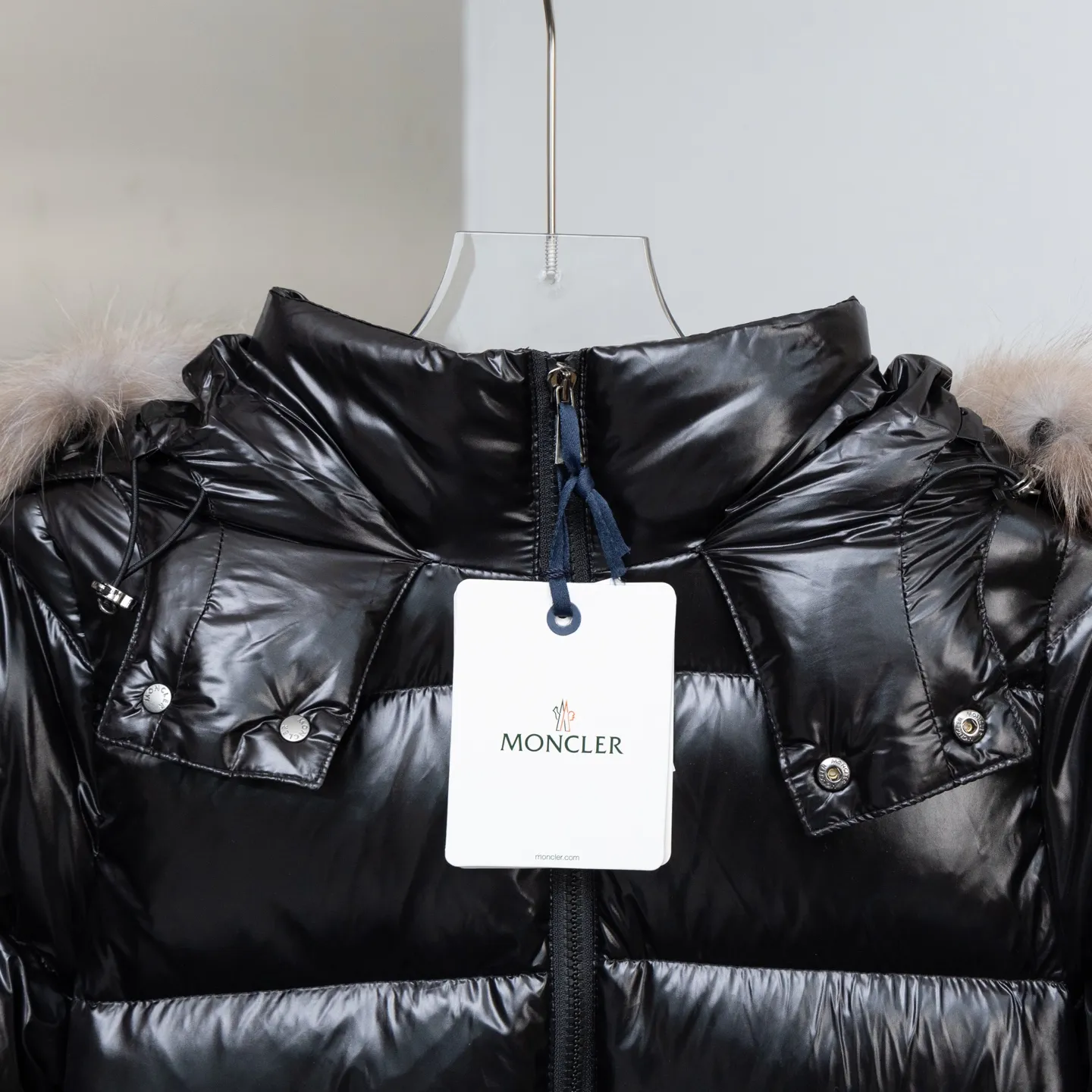 P1060 ❤️❤️❤️❤️This is the perfect version of the Meng Mou down jacket!!! It gives you enough warmth from head to toe. The most annoying thing is that it is also slim-fitting. It also uses Meng Mou’s classic shiny material. All this will definitely create a new generation of Meng Mou’s hot style!!! Please remember its name. Hudson... Such hot style will be made all over the world. What we can do is to give you authentic products from the counter... no matter from the filling degree of the down, the color of the fabric, or the gloss of the fox fur. The fineness of the hardware supports your unconditional comparison... ⚠️Thank you🙏 Mengkou's constantly upgraded anti-counterfeiting technology makes authentic down jackets stand out in minutes...NFC anti-counterfeiting technology. If you have an Android phone with NFC function, hurry up and experience the latest anti-counterfeiting technology after receiving the goods...⚠️Silver fox fur collar Each silver fox fur collar is imported from Finland and is unique. Many people say that the feel is different. That's because every fox is different. Just like the fur of each of us is different, it is a truth. If it is all the same softness, it is artificial processing....⚠️Goose down filling 95 European standard goose down filling. Real top goose down. The softness and warmth are unparalleled. The whole dress is 100% goose down filling. When you touch it with your hands, you can feel it without any impurities and softness. This is the most intuitive feeling...⚠️ Comes standard with a dustproof bag. It is perfect for giving as a gift. The latest moncler HUDSON Silver Fox Extra Long Down Jacket If you like it, don't miss it.... This is the perfect version of a muffler down jacket!!!! It gives you enough warmth from head to toe. The most annoying thing is that it is also slim. It also uses the classic glossy material of the muffler. All this will definitely create a new generation of muzzle hits!!! Please remember its name. Hudson... Such hot styles will be made all over the world. What we can do is to give you the authentic products from the counter... No matter from the filling degree of the down or the color of the fabric The glossiness of the fox fur and the fineness of the hardware all support your unconditional comparison... ⚠️Thank you🙏 Mengkou's constantly upgraded anti-counterfeiting technology makes authentic down jackets stand out in minutes...NFC anti-counterfeiting technology. If you have an Android phone with NFC function, hurry up and experience it after receiving the goods. The latest anti-counterfeiting technology...⚠️Silver Fox Fur Collar Each silver fox fur collar is imported from Finland and is unique. Many people say that the feel is different. Dear, it’s because every fox is different, just like the fur of each of us is different. If all the softness is the same, it is artificial processing....⚠️Goose down filling 95 European standard goose down filling, real top goose down, softness and warmth are unparalleled. The whole dress is 100% goose down filling. When you receive the goods, you can touch it with your hands and feel it. There are no impurities and softness. This is the most intuitive feeling...⚠️ Comes standard with a dustproof bag. It’s perfect for giving as a gift or for personal wear. The latest moncler HUDSON silver fox extra long down jacket. If you like it, don’t miss it.... Color: black, size: 1234