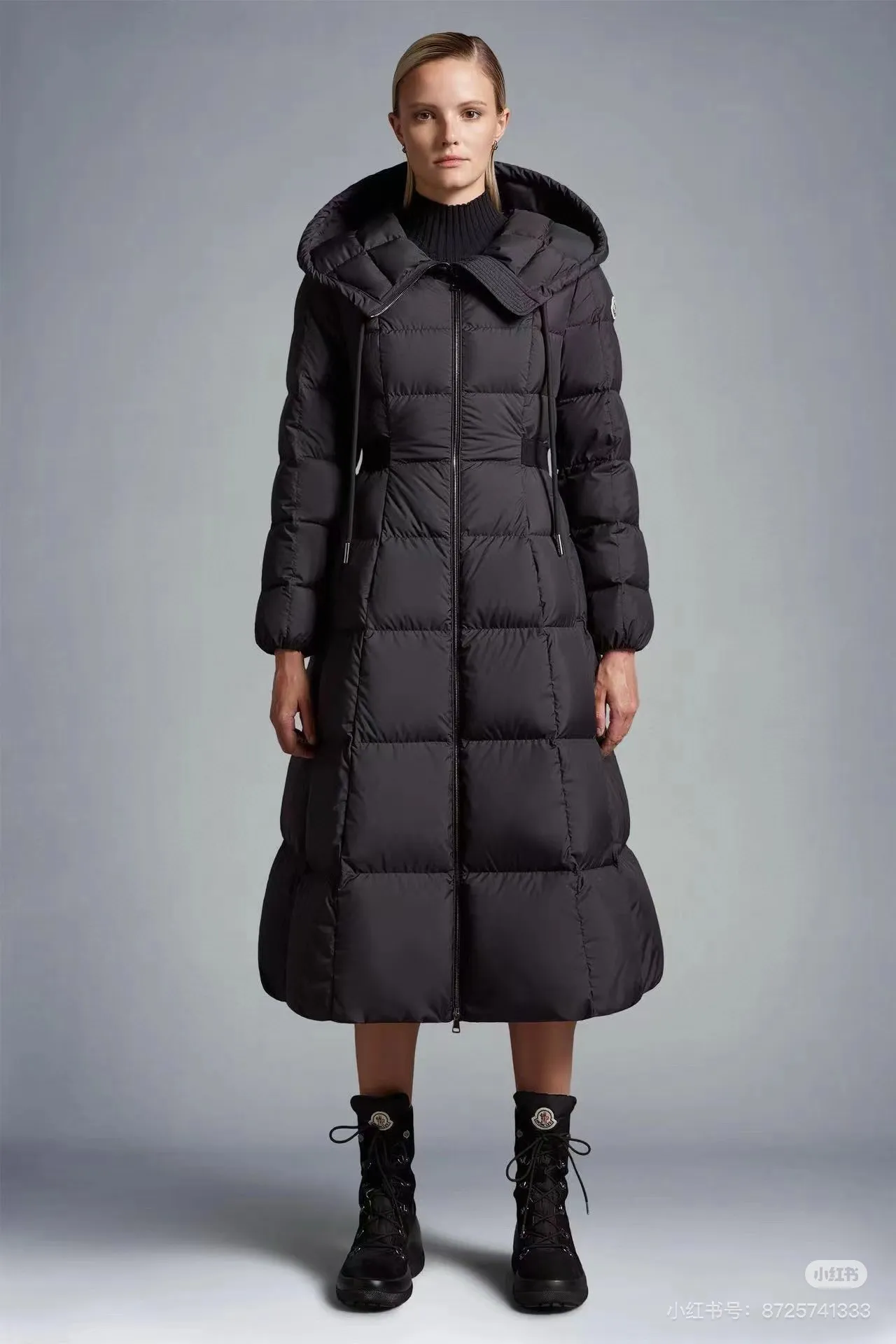 P980 top foreign trade Moncler masked Faucon long women's hooded down jacket👸Princess on the run👸A must-have item! ! Faucon women's long down interprets classic items in new proportions, showing impeccable fashion style. The Faucon long down is made of polyester fabric and has a slim, wide silhouette with a nipped-in waist. The Longue saison lining is lightweight and the three-dimensional hood adds a finishing touch to the style. Made of polyester •Longue saison lining •Down filling •Adjustable hood •Zip closure •Zip pockets •Elastic waist •Logo patch