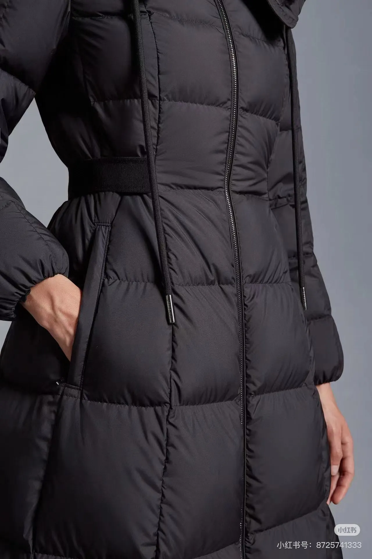 P980 top foreign trade Moncler masked Faucon long women's hooded down jacket👸Princess on the run👸A must-have item! ! Faucon women's long down interprets classic items in new proportions, showing impeccable fashion style. The Faucon long down is made of polyester fabric and has a slim, wide silhouette with a nipped-in waist. The Longue saison lining is lightweight and the three-dimensional hood adds a finishing touch to the style. Made of polyester •Longue saison lining •Down filling •Adjustable hood •Zip closure •Zip pockets •Elastic waist •Logo patch