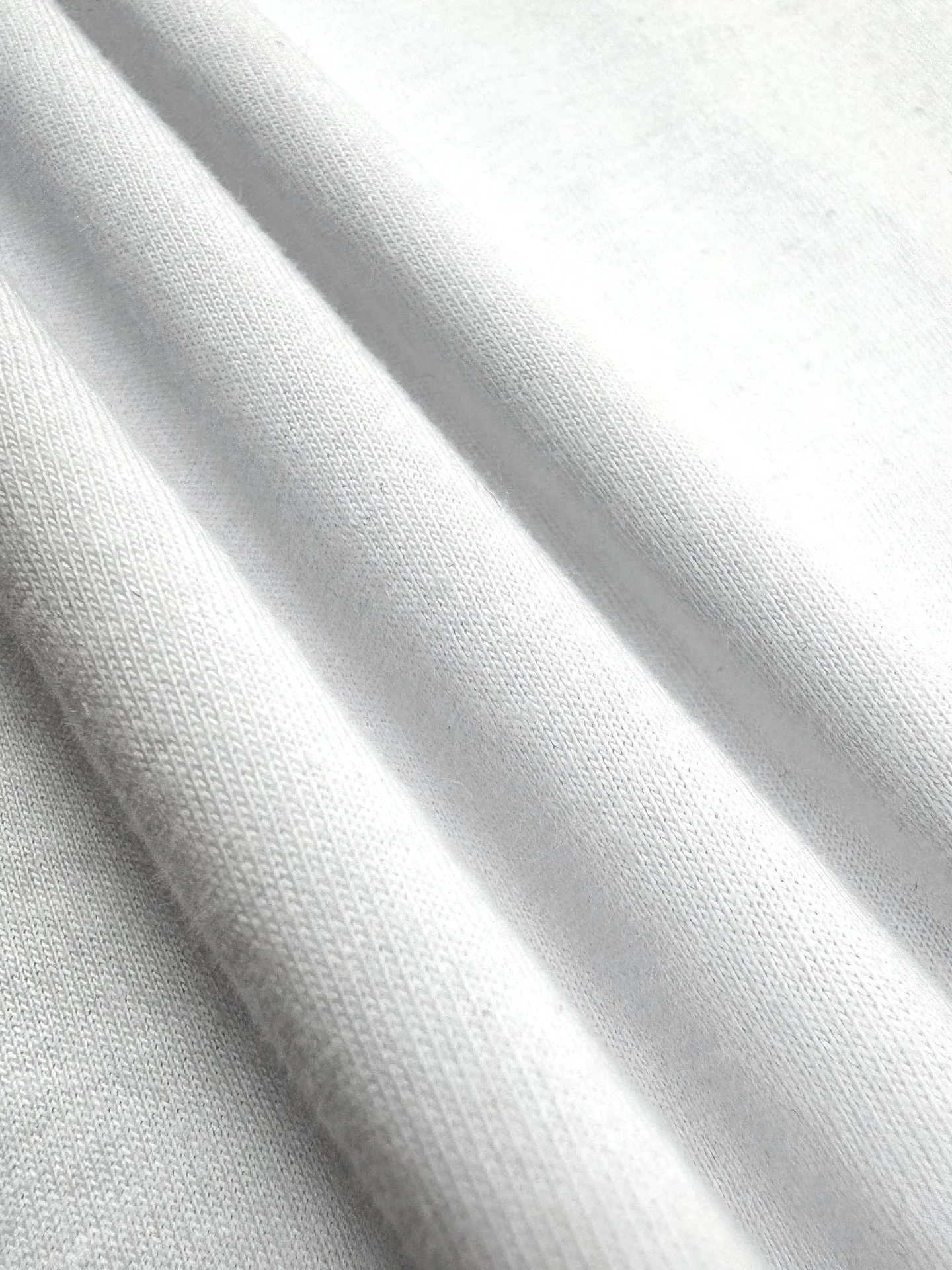 P180 Moncler logo short-sleeve, custom Yunshu velvet cotton plain weave, soft and delicate, comfortable and close to the skin, the iconic Moncler logo is embellished on the chest, like the soul mark of the artist, full of recognition, with porcelain white as the main color, exuding a soft and pure light, a double feast for the eyes and the soul. Needless to say, the end of the outfit is minimalism. Process 1: Computer pattern sewing machine process. Input the required pattern through computer software. High-precision positioning system ensures the accurate position of the pattern on the fabric. It has an automatic sewing function and can automatically complete the sewing process. Process 2: The fabrics are washed and have a better hand feel. Not easy to deform, not easy to shrink, not easy to fade, and maintain long-term beauty. Accessories: Customized 1:1 Moncler embroidery logo Customized 1:1 Moncler trademark Version: Loose version Size: S M L XL Style number: 25110