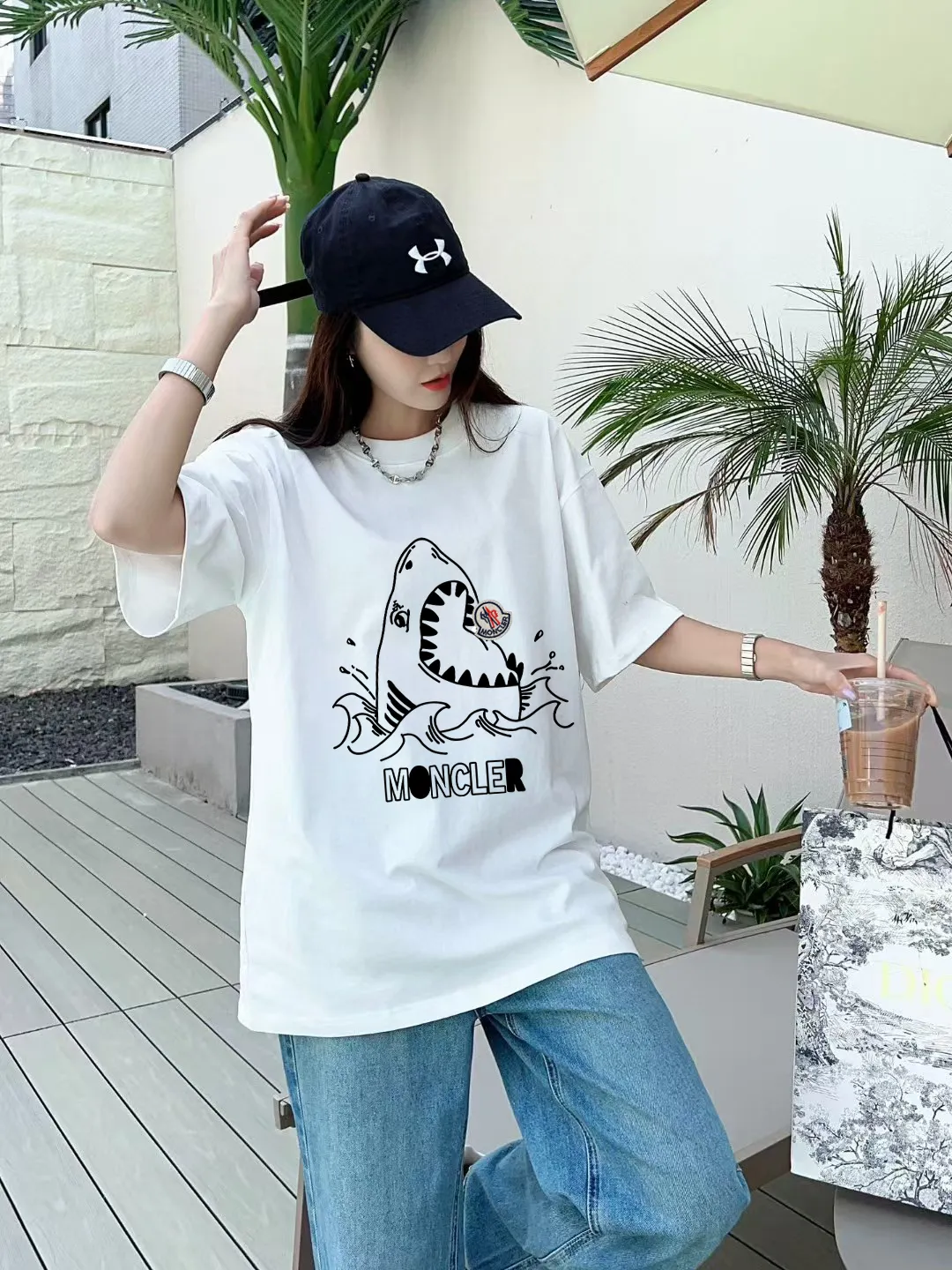P140 🔥 [MONCLER] 2025FW short-sleeved T-shirt with badge + LOGO, high-end 26s double yarn 300g fabric, heavy fabric, custom stretcher rib, same vat and dye, complete three standards, same style for men and women, color: black, white, size: S M L XL 2XL