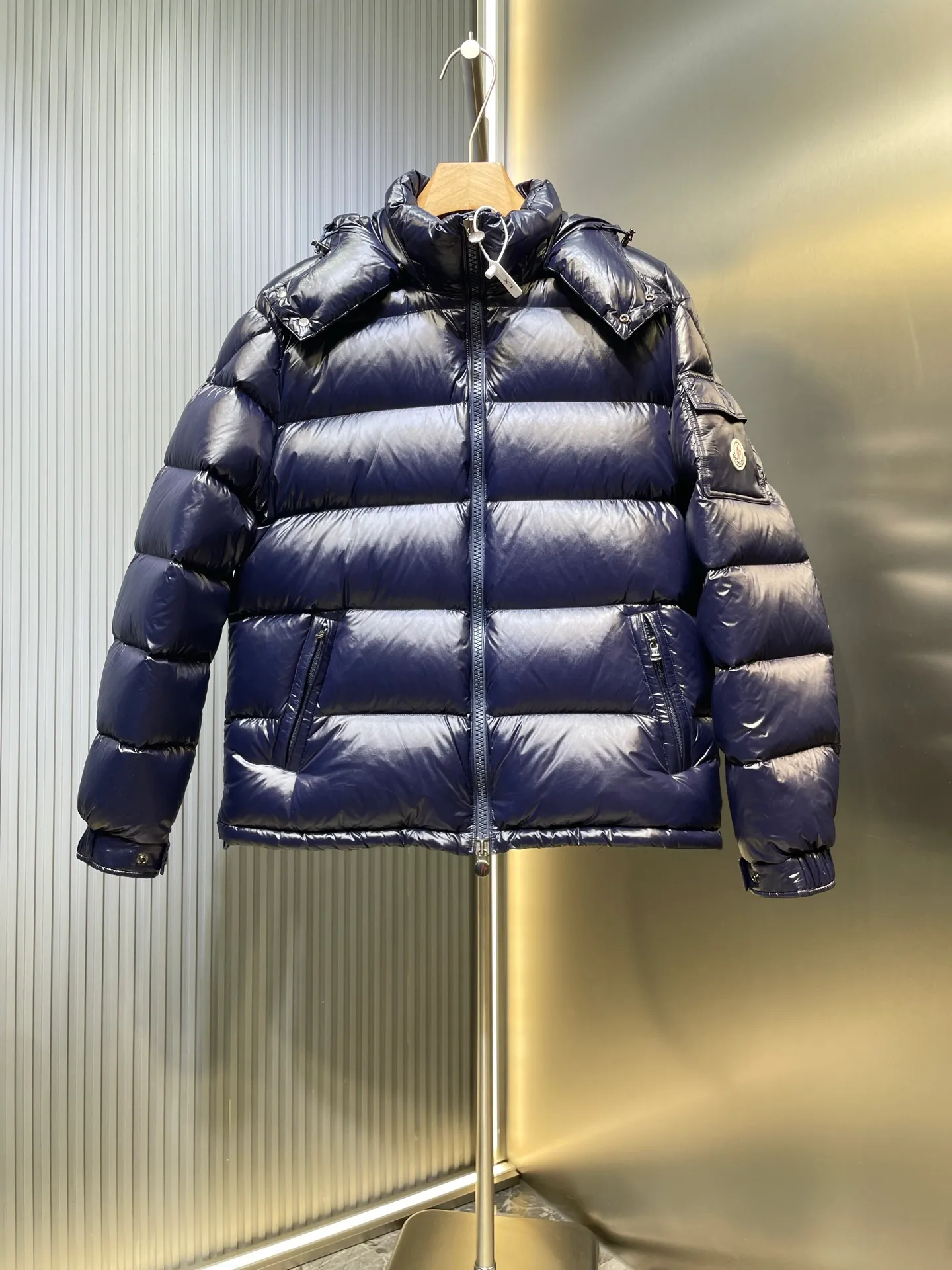 P1180 moncler (midnight blue) special 🌟Maya 95 velvet fabric is made of original consistent lacquered nylon material, which effectively blocks wind and rain and keeps the interior dry and comfortable. Comfortable and wind resistant. The inner filling is made of high-quality national standard 90 white goose down, which has light fluffiness and excellent thermal insulation performance. Quilting design, classic rectangular texture, a quilting process that can not only fix down to prevent it from running away, but is also an important decorative element. Stitching technology is very important, fine stitches can better lock the velvet. The internal washing label N is equipped with an anti-counterfeiting chip and a built-in sensor to verify the authenticity. It is detachable with buckles and can be adjusted with drawstrings at the hem and cuffs. The hardware accessories are unified to restore the original zippers, using YKK brand zippers for smoother and more durable buckles, windproof design ribs on the cuffs and hem, and adjustable drawstrings. Custom woven and dyed, no color difference from the original. Perfect restoration of ingenious craftsmanship, complete three standards, customized accessories size: 12345