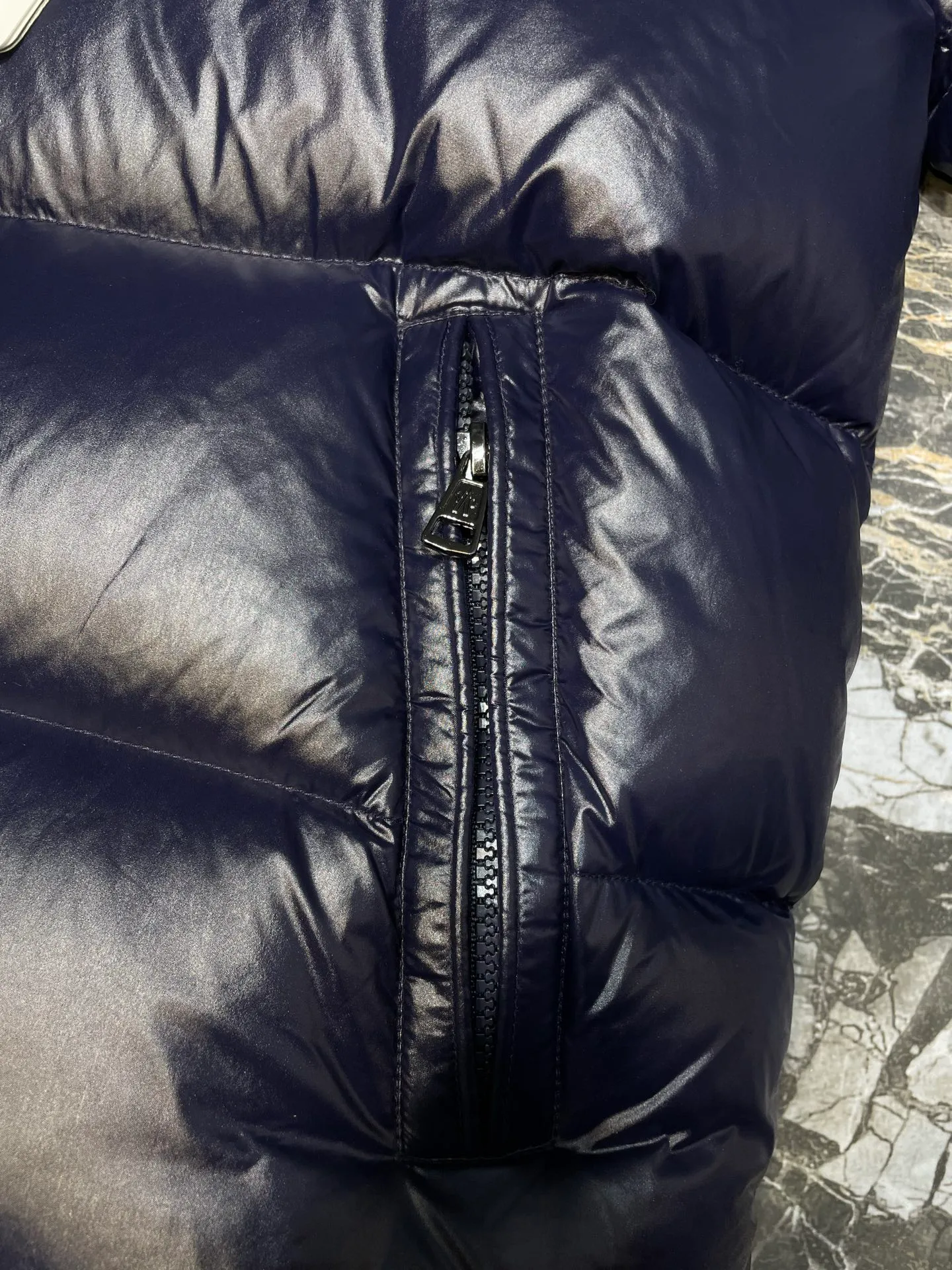 P1180 moncler (midnight blue) special 🌟Maya 95 velvet fabric is made of original consistent lacquered nylon material, which effectively blocks wind and rain and keeps the interior dry and comfortable. Comfortable and wind resistant. The inner filling is made of high-quality national standard 90 white goose down, which has light fluffiness and excellent thermal insulation performance. Quilting design, classic rectangular texture, a quilting process that can not only fix down to prevent it from running away, but is also an important decorative element. Stitching technology is very important, fine stitches can better lock the velvet. The internal washing label N is equipped with an anti-counterfeiting chip and a built-in sensor to verify the authenticity. It is detachable with buckles and can be adjusted with drawstrings at the hem and cuffs. The hardware accessories are unified to restore the original zippers, using YKK brand zippers for smoother and more durable buckles, windproof design ribs on the cuffs and hem, and adjustable drawstrings. Custom woven and dyed, no color difference from the original. Perfect restoration of ingenious craftsmanship, complete three standards, customized accessories size: 12345