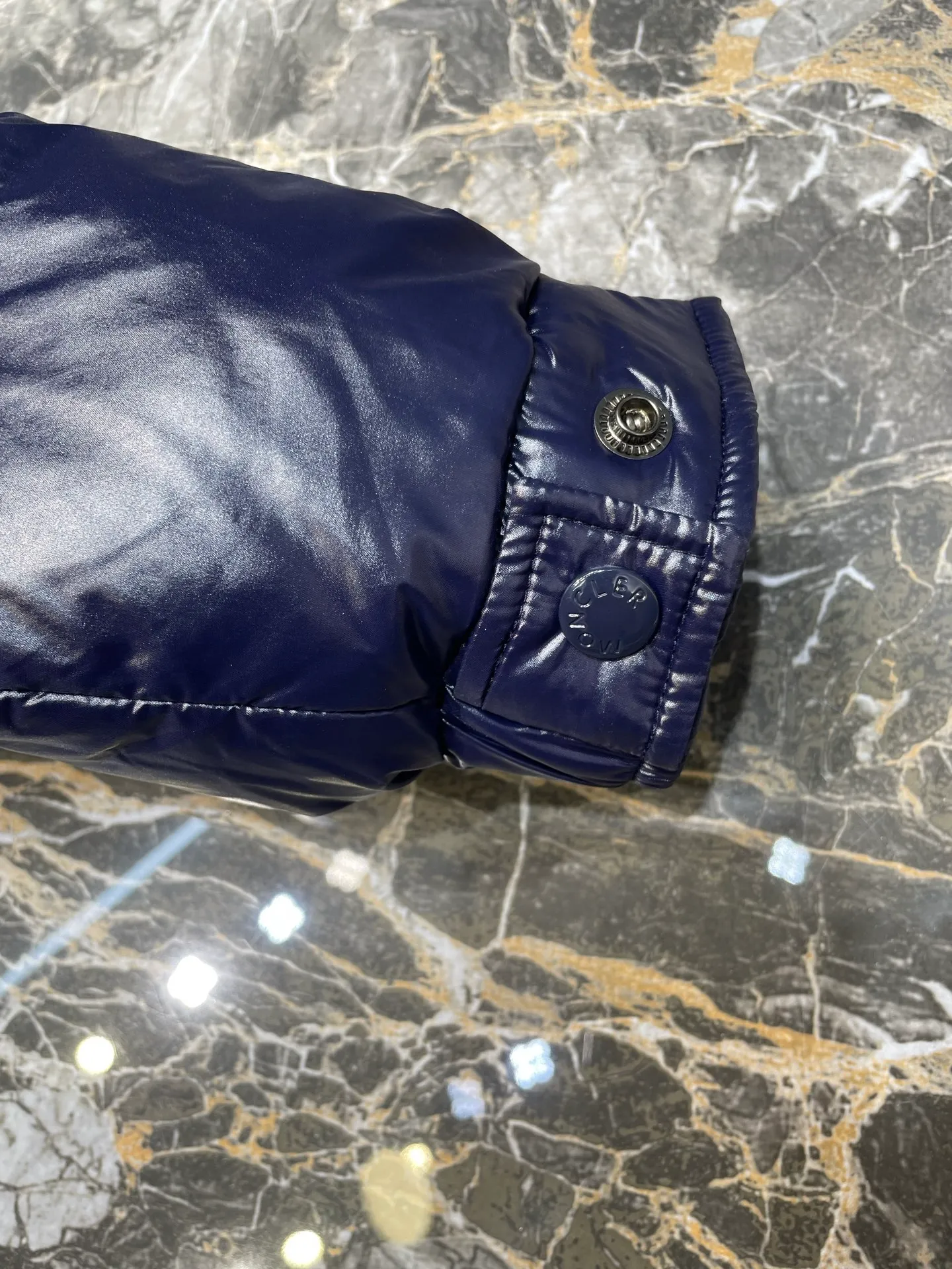 P1180 moncler (midnight blue) special 🌟Maya 95 velvet fabric is made of original consistent lacquered nylon material, which effectively blocks wind and rain and keeps the interior dry and comfortable. Comfortable and wind resistant. The inner filling is made of high-quality national standard 90 white goose down, which has light fluffiness and excellent thermal insulation performance. Quilting design, classic rectangular texture, a quilting process that can not only fix down to prevent it from running away, but is also an important decorative element. Stitching technology is very important, fine stitches can better lock the velvet. The internal washing label N is equipped with an anti-counterfeiting chip and a built-in sensor to verify the authenticity. It is detachable with buckles and can be adjusted with drawstrings at the hem and cuffs. The hardware accessories are unified to restore the original zippers, using YKK brand zippers for smoother and more durable buckles, windproof design ribs on the cuffs and hem, and adjustable drawstrings. Custom woven and dyed, no color difference from the original. Perfect restoration of ingenious craftsmanship, complete three standards, customized accessories size: 12345