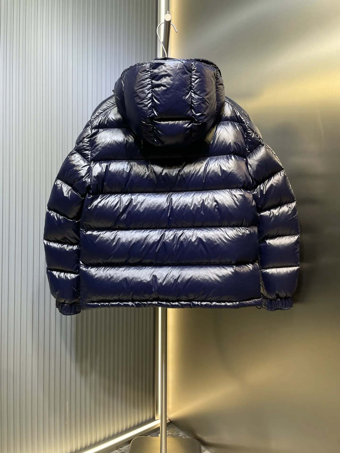 P1180 moncler (midnight blue) special 🌟Maya 95 velvet fabric is made of original consistent lacquered nylon material, which effectively blocks wind and rain and keeps the interior dry and comfortable. Comfortable and wind resistant. The inner filling is made of high-quality national standard 90 white goose down, which has light fluffiness and excellent thermal insulation performance. Quilting design, classic rectangular texture, a quilting process that can not only fix down to prevent it from running away, but is also an important decorative element. Stitching technology is very important, fine stitches can better lock the velvet. The internal washing label N is equipped with an anti-counterfeiting chip and a built-in sensor to verify the authenticity. It is detachable with buckles and can be adjusted with drawstrings at the hem and cuffs. The hardware accessories are unified to restore the original zippers, using YKK brand zippers for smoother and more durable buckles, windproof design ribs on the cuffs and hem, and adjustable drawstrings. Custom woven and dyed, no color difference from the original. Perfect restoration of ingenious craftsmanship, complete three standards, customized accessories size: 12345