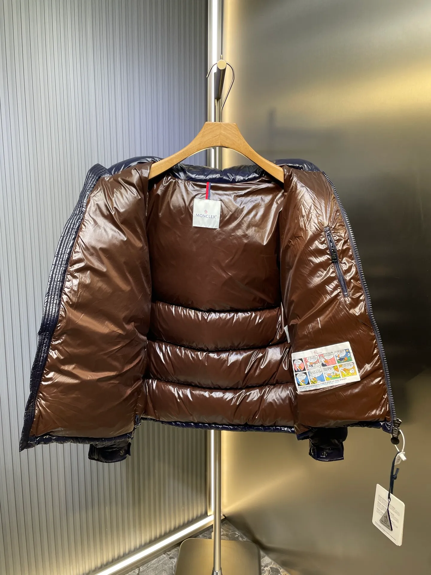 P1180 moncler (midnight blue) special 🌟Maya 95 velvet fabric is made of original consistent lacquered nylon material, which effectively blocks wind and rain and keeps the interior dry and comfortable. Comfortable and wind resistant. The inner filling is made of high-quality national standard 90 white goose down, which has light fluffiness and excellent thermal insulation performance. Quilting design, classic rectangular texture, a quilting process that can not only fix down to prevent it from running away, but is also an important decorative element. Stitching technology is very important, fine stitches can better lock the velvet. The internal washing label N is equipped with an anti-counterfeiting chip and a built-in sensor to verify the authenticity. It is detachable with buckles and can be adjusted with drawstrings at the hem and cuffs. The hardware accessories are unified to restore the original zippers, using YKK brand zippers for smoother and more durable buckles, windproof design ribs on the cuffs and hem, and adjustable drawstrings. Custom woven and dyed, no color difference from the original. Perfect restoration of ingenious craftsmanship, complete three standards, customized accessories size: 12345