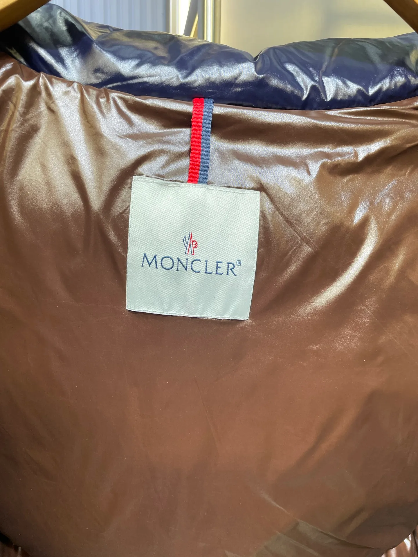 P1180 moncler (midnight blue) special 🌟Maya 95 velvet fabric is made of original consistent lacquered nylon material, which effectively blocks wind and rain and keeps the interior dry and comfortable. Comfortable and wind resistant. The inner filling is made of high-quality national standard 90 white goose down, which has light fluffiness and excellent thermal insulation performance. Quilting design, classic rectangular texture, a quilting process that can not only fix down to prevent it from running away, but is also an important decorative element. Stitching technology is very important, fine stitches can better lock the velvet. The internal washing label N is equipped with an anti-counterfeiting chip and a built-in sensor to verify the authenticity. It is detachable with buckles and can be adjusted with drawstrings at the hem and cuffs. The hardware accessories are unified to restore the original zippers, using YKK brand zippers for smoother and more durable buckles, windproof design ribs on the cuffs and hem, and adjustable drawstrings. Custom woven and dyed, no color difference from the original. Perfect restoration of ingenious craftsmanship, complete three standards, customized accessories size: 12345