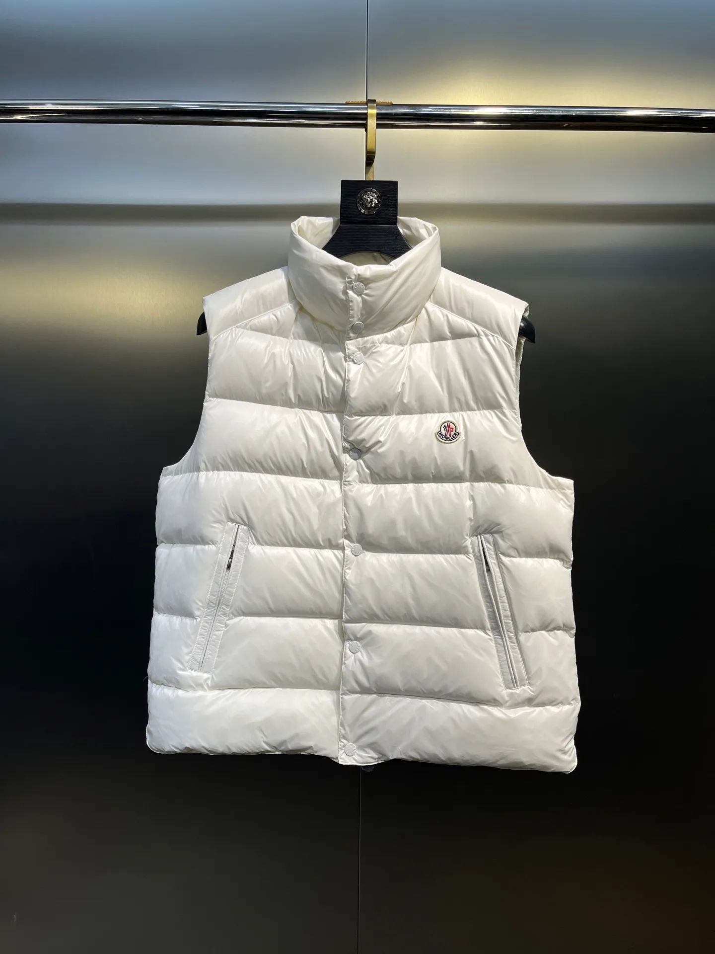 P490 moncler🌟Down vest Original customized hardware accessories are all imported and original customized. Welcome to compare. Absolutely high quality. Made of top-grade 95 white duck down. Super soft. Filled with fluffy and full feathers. Super heavy-duty. Fabric workmanship and perfect pattern. Note that the fabric is super comfortable. Exclusive model. Non-market product. Same style for men and women. Size: 123456