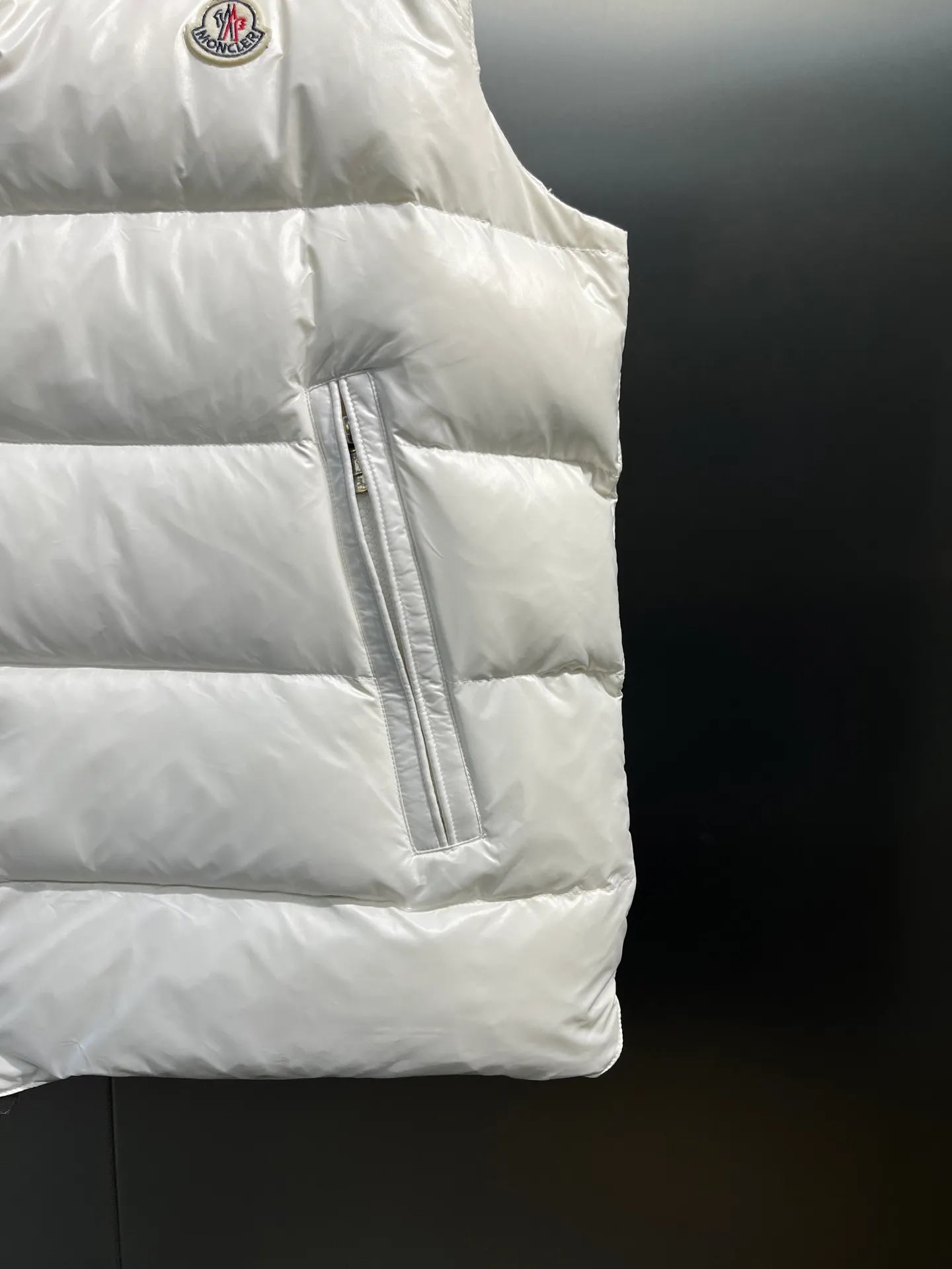 P490 moncler🌟Down vest Original customized hardware accessories are all imported and original customized. Welcome to compare. Absolutely high quality. Made of top-grade 95 white duck down. Super soft. Filled with fluffy and full feathers. Super heavy-duty. Fabric workmanship and perfect pattern. Note that the fabric is super comfortable. Exclusive model. Non-market product. Same style for men and women. Size: 123456