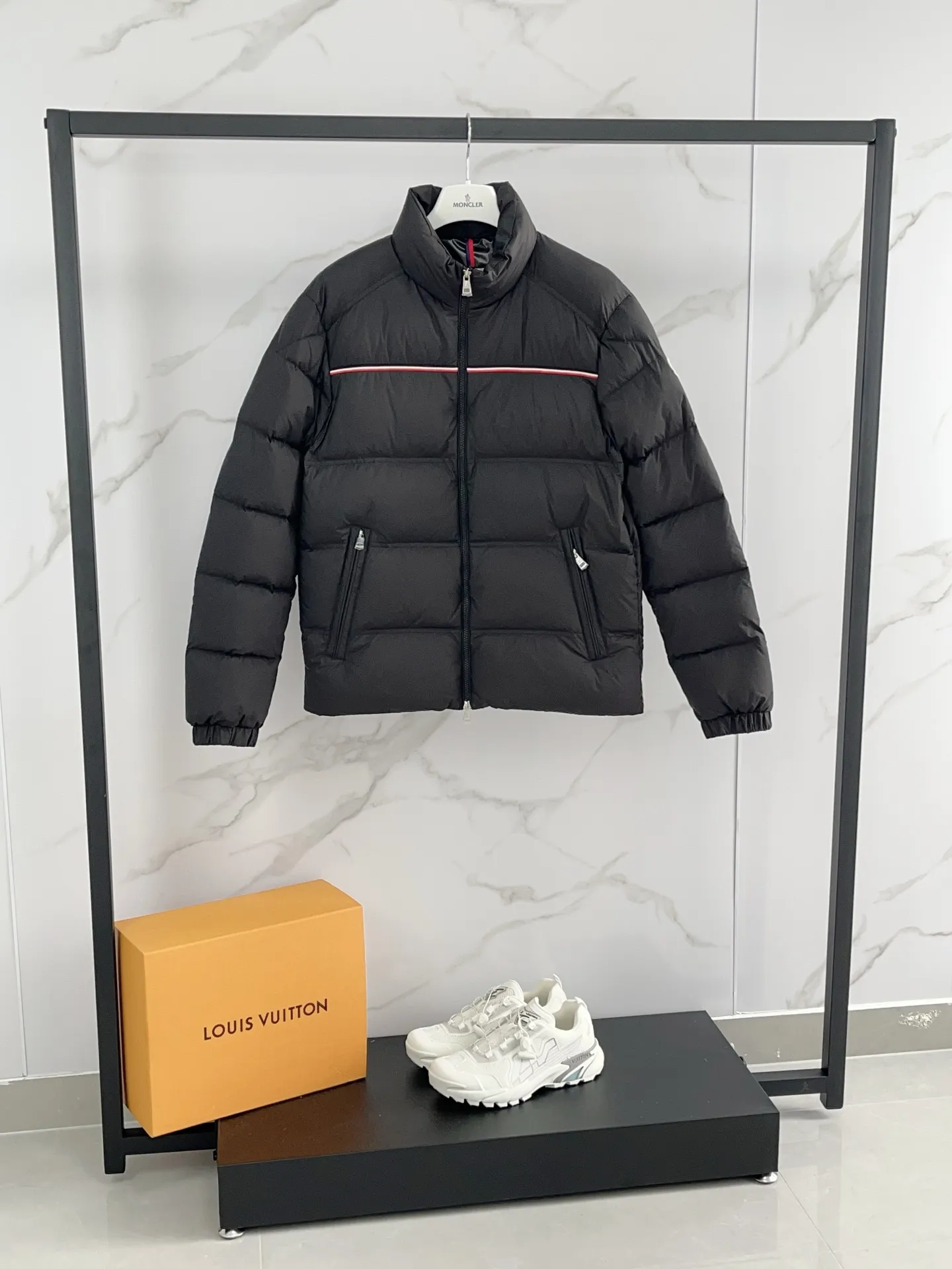 P900 ⬆️❤️🆕 2025 Moncler Bouvaque short zipper stand collar long-sleeved jacket, the stand collar design is simple and elegant, the red and black stripe decoration on the chest adds a sense of fashion, and the full down filling ensures excellent warmth retention. Filled with 90% white duck down, top quality, classic tailoring. The upper body has a full street feel; all the latest version of the hardware and accessories are custom molded to restore the original shape, the upper body has an excellent silhouette, and all three standards are complete! GW is new at the same time. Color: white black. Size: 1-5. Buy now👉