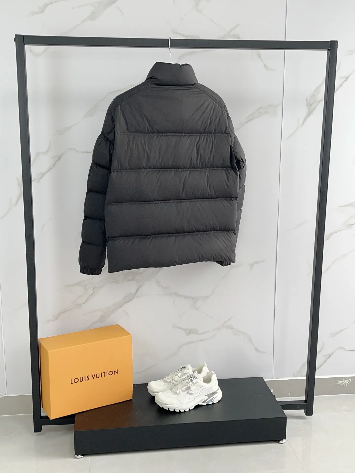 P900 ⬆️❤️🆕 2025 Moncler Bouvaque short zipper stand collar long-sleeved jacket, the stand collar design is simple and elegant, the red and black stripe decoration on the chest adds a sense of fashion, and the full down filling ensures excellent warmth retention. Filled with 90% white duck down, top quality, classic tailoring. The upper body has a full street feel; all the latest version of the hardware and accessories are custom molded to restore the original shape, the upper body has an excellent silhouette, and all three standards are complete! GW is new at the same time. Color: white black. Size: 1-5. Buy now👉