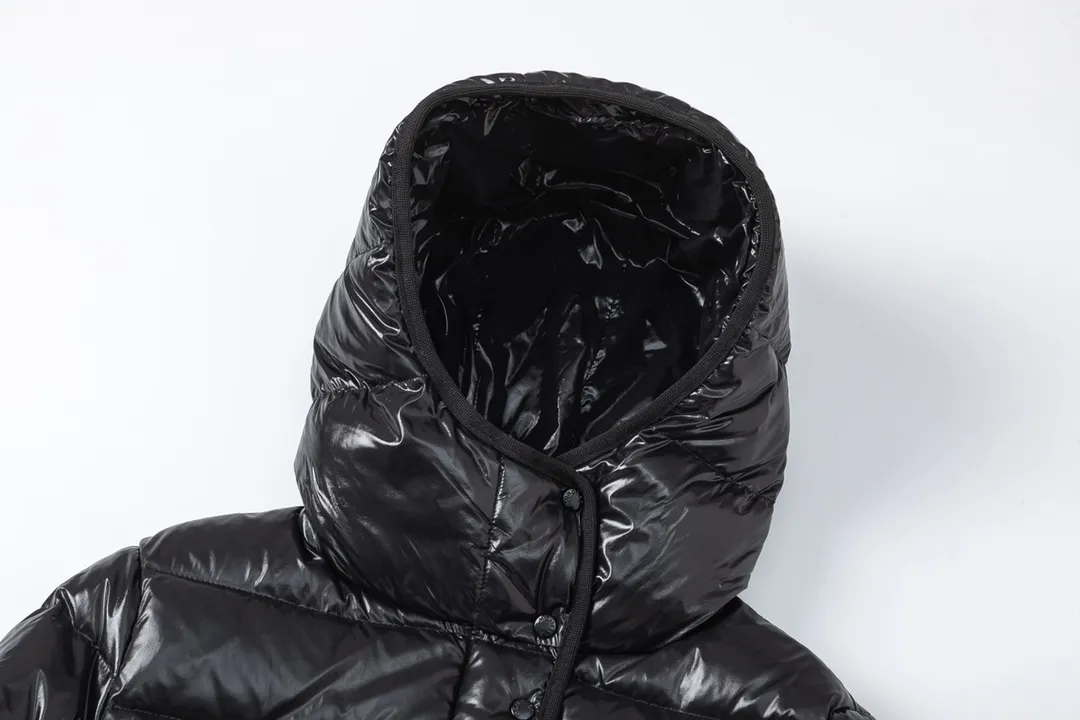 P780 💎The highest version💎 Moncler/hooded and waisted women's short down jacket. The down jacket has both feminine temperament and practical functions, reinterpreting the aesthetic style of the 1970s for modern women. The barante down jacket is made from lustrous nylon and is inspired by the 1970s. It adopts a waist design and presents an A-line silhouette, highlighting a feminine style. An adjustable hood and signature logo patch add finishing touches. Details · Made of lon laqué fabric · lon laqué lining · Filled with down · Adjustable hood · Zipper and snap closure · Suit pocket · Adjustable cuffs Color: black/beige/pink size:0/1/2/3