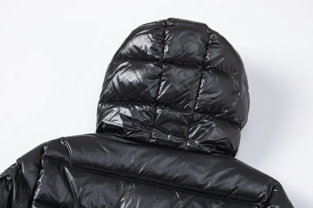 P780 💎The highest version💎 Moncler/hooded and waisted women's short down jacket. The down jacket has both feminine temperament and practical functions, reinterpreting the aesthetic style of the 1970s for modern women. The barante down jacket is made from lustrous nylon and is inspired by the 1970s. It adopts a waist design and presents an A-line silhouette, highlighting a feminine style. An adjustable hood and signature logo patch add finishing touches. Details · Made of lon laqué fabric · lon laqué lining · Filled with down · Adjustable hood · Zipper and snap closure · Suit pocket · Adjustable cuffs Color: black/beige/pink size:0/1/2/3