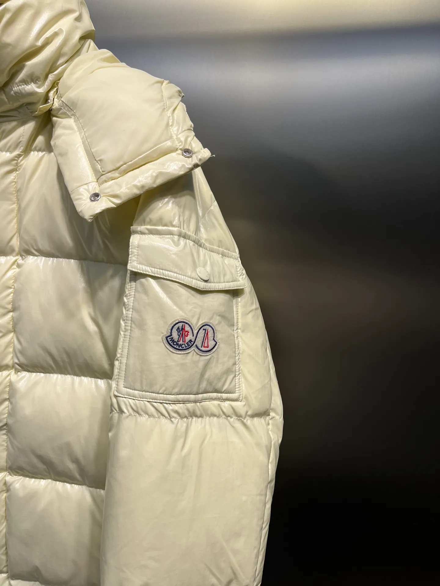 P840 Moncler 70th Anniversary 🌟maya limited edition double label series, the highest version 95 white goose down, French M Archives collection, ultra-high-end Maya series, hooded warm down jacket for couples, winter jacket! The Maya down jacket, which has been anticipated for a year, is one of the most classic down jacket styles and is a collection from the Moner Archives! I won’t brag about the quality of this down jacket, because everyone claims to be the best, and everyone must receive a good one! Toray's glossy outer material is supplied by customers, with great fluffiness, no trace of stems, strong resilience, outstanding details, exquisite craftsmanship, and DIST environmentally friendly goose down filling! This year’s latest logo is full of warmth, which is enough for basically anywhere in the country! It can be worn as a ski suit, and it is so handsome. It is definitely the most influential winter high-street item when worn!  Size: 1-5 yards