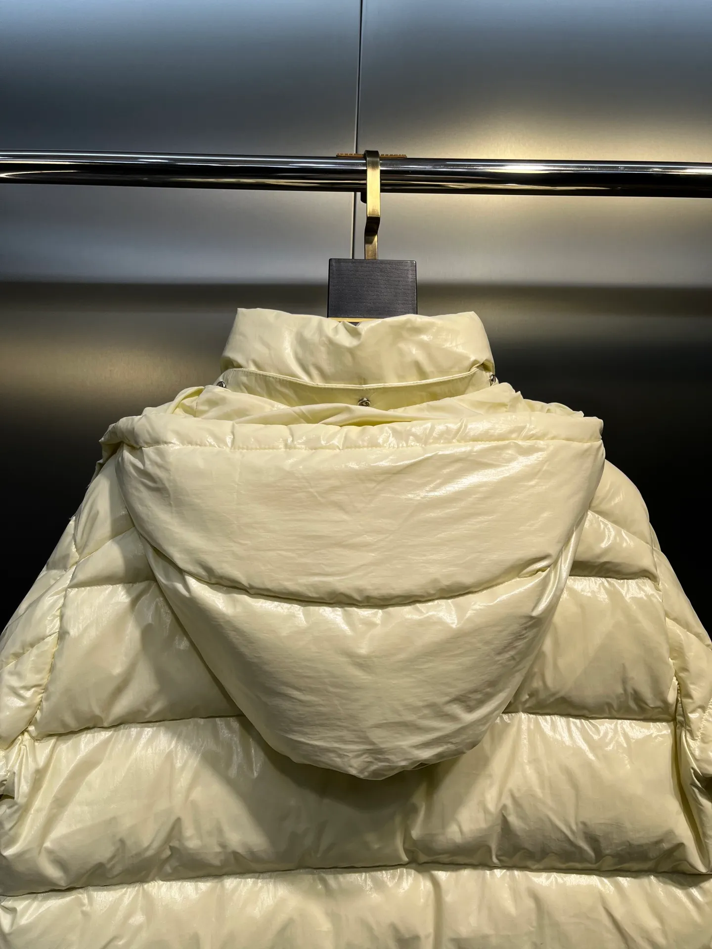P840 Moncler 70th Anniversary 🌟maya limited edition double label series, the highest version 95 white goose down, French M Archives collection, ultra-high-end Maya series, hooded warm down jacket for couples, winter jacket! The Maya down jacket, which has been anticipated for a year, is one of the most classic down jacket styles and is a collection from the Moner Archives! I won’t brag about the quality of this down jacket, because everyone claims to be the best, and everyone must receive a good one! Toray's glossy outer material is supplied by customers, with great fluffiness, no trace of stems, strong resilience, outstanding details, exquisite craftsmanship, and DIST environmentally friendly goose down filling! This year’s latest logo is full of warmth, which is enough for basically anywhere in the country! It can be worn as a ski suit, and it is so handsome. It is definitely the most influential winter high-street item when worn!  Size: 1-5 yards