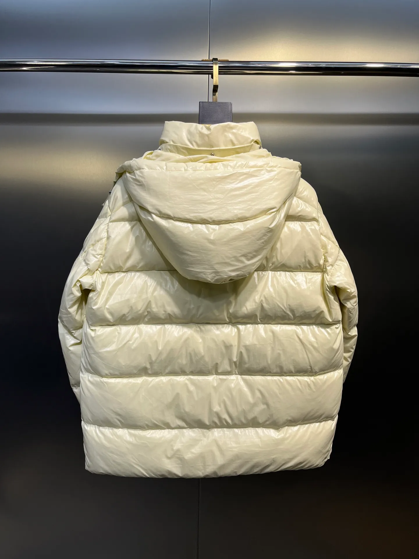 P840 Moncler 70th Anniversary 🌟maya limited edition double label series, the highest version 95 white goose down, French M Archives collection, ultra-high-end Maya series, hooded warm down jacket for couples, winter jacket! The Maya down jacket, which has been anticipated for a year, is one of the most classic down jacket styles and is a collection from the Moner Archives! I won’t brag about the quality of this down jacket, because everyone claims to be the best, and everyone must receive a good one! Toray's glossy outer material is supplied by customers, with great fluffiness, no trace of stems, strong resilience, outstanding details, exquisite craftsmanship, and DIST environmentally friendly goose down filling! This year’s latest logo is full of warmth, which is enough for basically anywhere in the country! It can be worn as a ski suit, and it is so handsome. It is definitely the most influential winter high-street item when worn!  Size: 1-5 yards