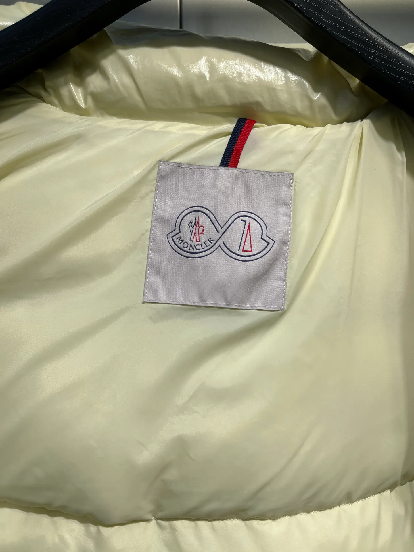 P840 Moncler 70th Anniversary 🌟maya limited edition double label series, the highest version 95 white goose down, French M Archives collection, ultra-high-end Maya series, hooded warm down jacket for couples, winter jacket! The Maya down jacket, which has been anticipated for a year, is one of the most classic down jacket styles and is a collection from the Moner Archives! I won’t brag about the quality of this down jacket, because everyone claims to be the best, and everyone must receive a good one! Toray's glossy outer material is supplied by customers, with great fluffiness, no trace of stems, strong resilience, outstanding details, exquisite craftsmanship, and DIST environmentally friendly goose down filling! This year’s latest logo is full of warmth, which is enough for basically anywhere in the country! It can be worn as a ski suit, and it is so handsome. It is definitely the most influential winter high-street item when worn!  Size: 1-5 yards