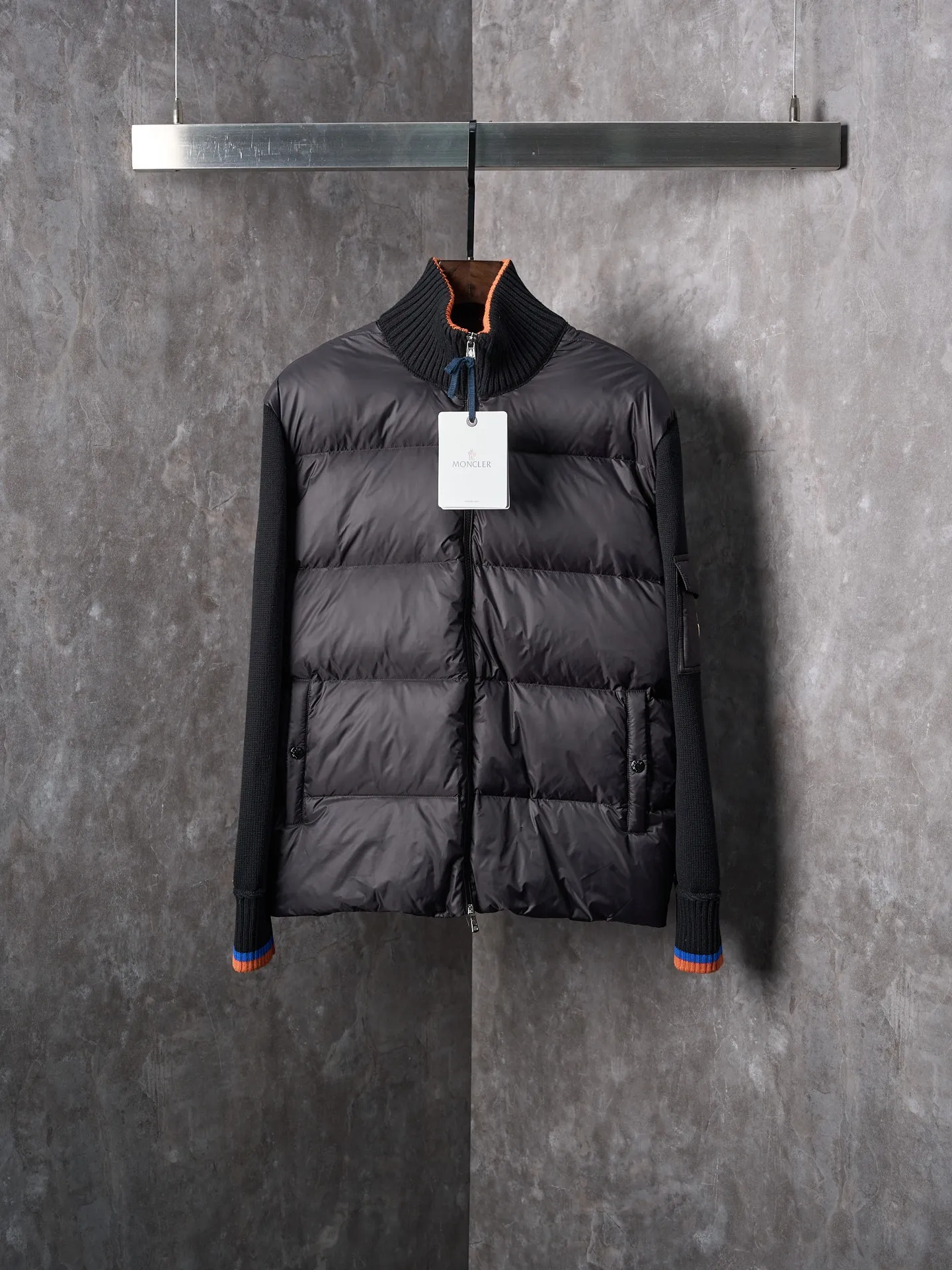 P670 Actual hanging auction] MONCLER/Muzzled Contrast trimmed wool stitching stand collar zipper down jacket [Color] Black Maroon [Ready Stock] S/1 M/2 L/3 XL/4 This zipper cardigan is paired with a stuffed down front, making it easy to create a look in all seasons. Inspired by the brand's heritage, it is embellished with three-color trim. A medium-weight knit that can easily be worn as an outer layer in milder weather, it's a practical addition to a versatile wardrobe. Made of cotton with Airsoft down front filling, flat stitch 7-gauge collar with tricolor trim, zipper closure, zippered pockets, logo patch