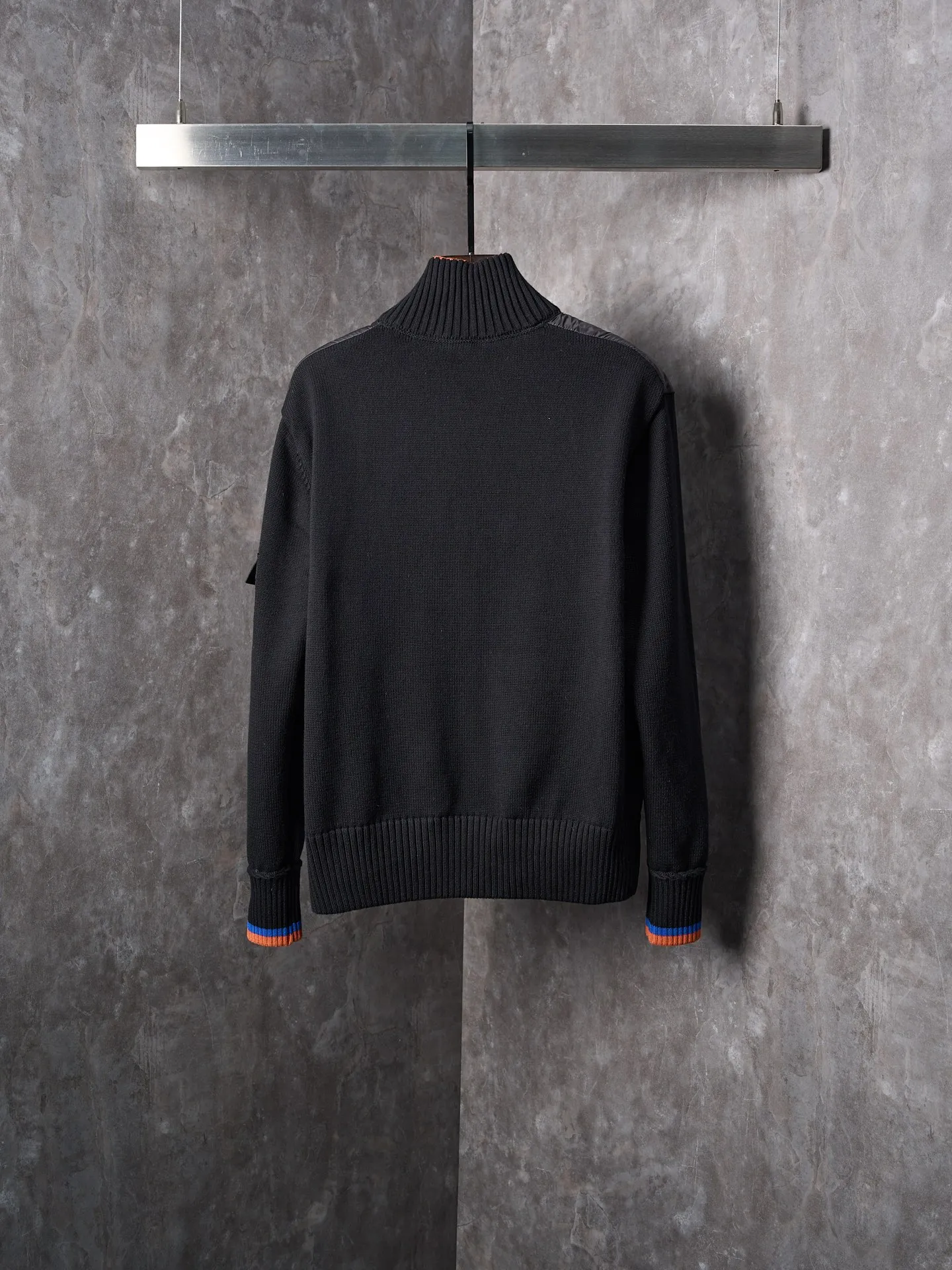 P670 Actual hanging auction] MONCLER/Muzzled Contrast trimmed wool stitching stand collar zipper down jacket [Color] Black Maroon [Ready Stock] S/1 M/2 L/3 XL/4 This zipper cardigan is paired with a stuffed down front, making it easy to create a look in all seasons. Inspired by the brand's heritage, it is embellished with three-color trim. A medium-weight knit that can easily be worn as an outer layer in milder weather, it's a practical addition to a versatile wardrobe. Made of cotton with Airsoft down front filling, flat stitch 7-gauge collar with tricolor trim, zipper closure, zippered pockets, logo patch