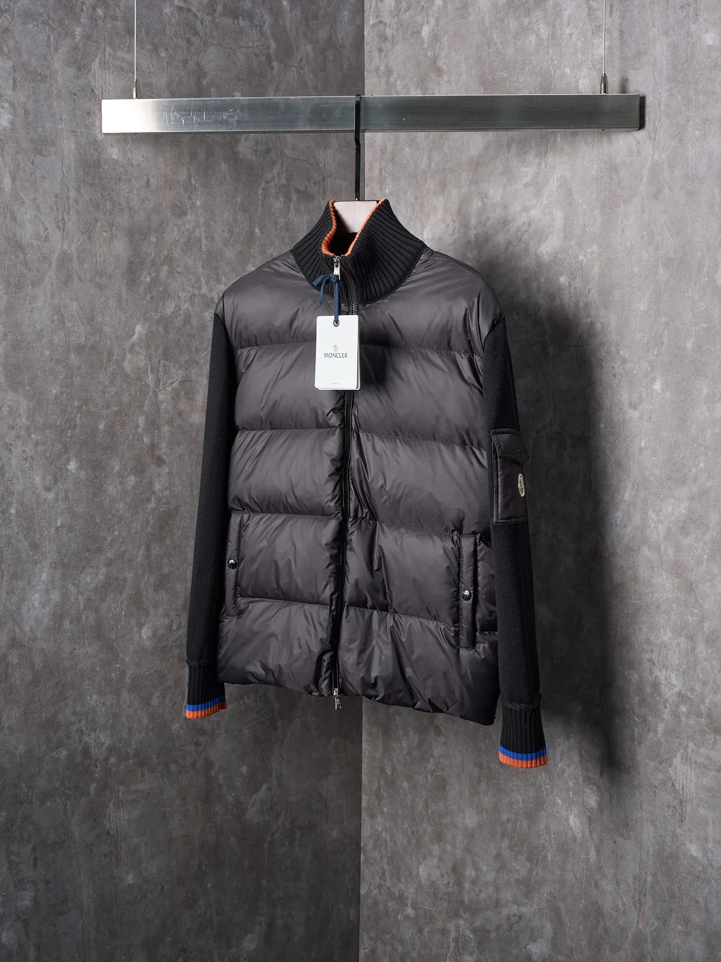 P670 Actual hanging auction] MONCLER/Muzzled Contrast trimmed wool stitching stand collar zipper down jacket [Color] Black Maroon [Ready Stock] S/1 M/2 L/3 XL/4 This zipper cardigan is paired with a stuffed down front, making it easy to create a look in all seasons. Inspired by the brand's heritage, it is embellished with three-color trim. A medium-weight knit that can easily be worn as an outer layer in milder weather, it's a practical addition to a versatile wardrobe. Made of cotton with Airsoft down front filling, flat stitch 7-gauge collar with tricolor trim, zipper closure, zippered pockets, logo patch