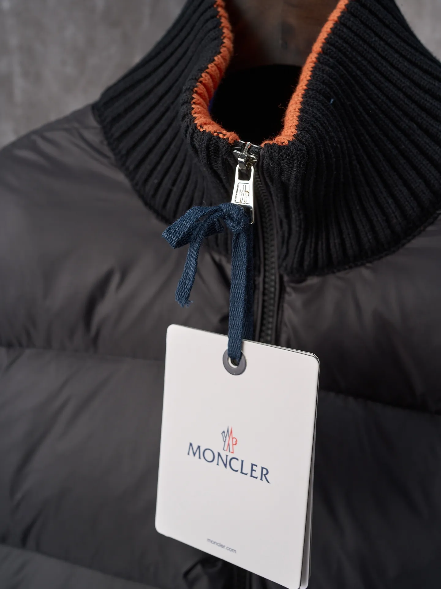 P670 Actual hanging auction] MONCLER/Muzzled Contrast trimmed wool stitching stand collar zipper down jacket [Color] Black Maroon [Ready Stock] S/1 M/2 L/3 XL/4 This zipper cardigan is paired with a stuffed down front, making it easy to create a look in all seasons. Inspired by the brand's heritage, it is embellished with three-color trim. A medium-weight knit that can easily be worn as an outer layer in milder weather, it's a practical addition to a versatile wardrobe. Made of cotton with Airsoft down front filling, flat stitch 7-gauge collar with tricolor trim, zipper closure, zippered pockets, logo patch