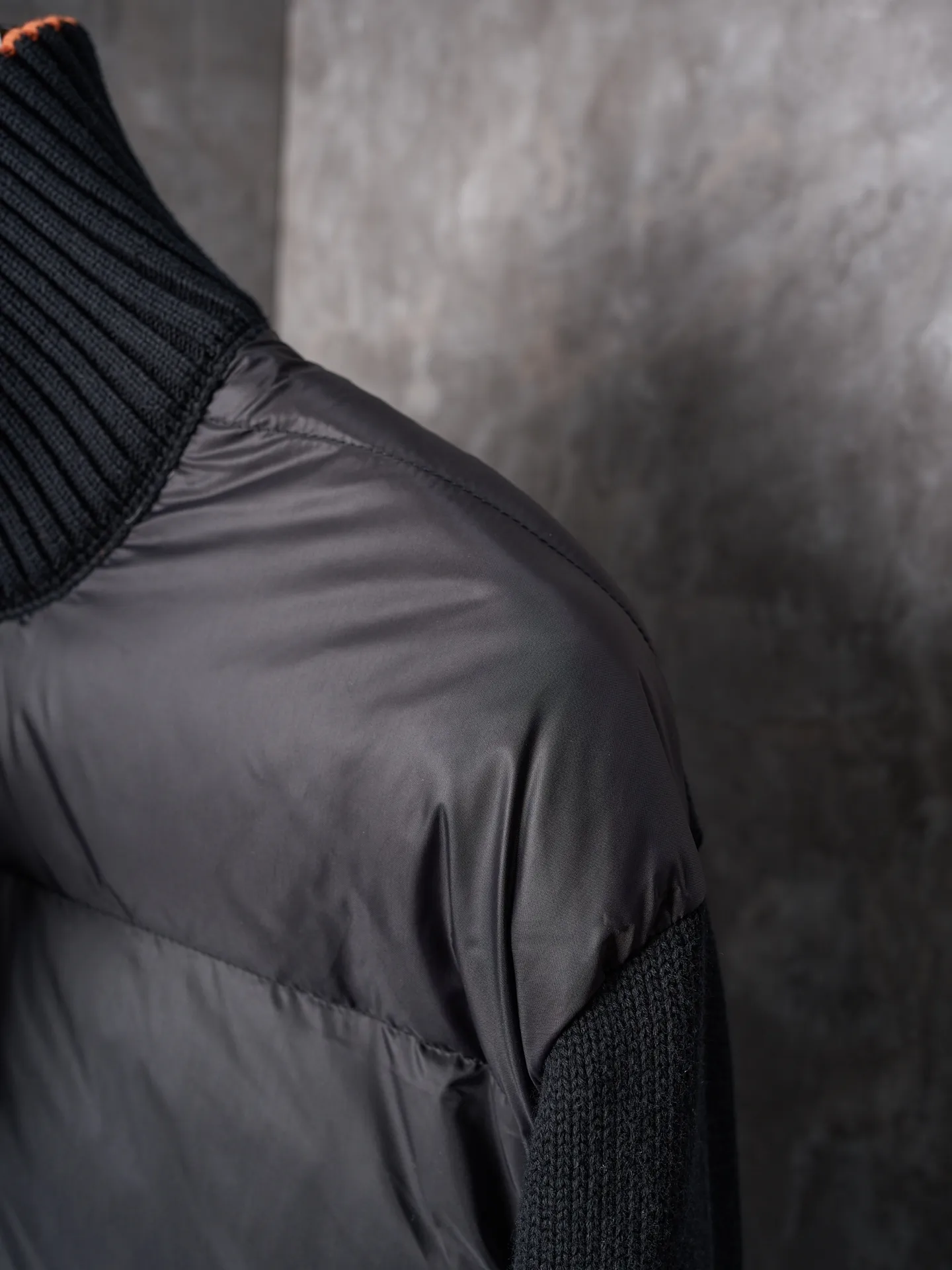 P670 Actual hanging auction] MONCLER/Muzzled Contrast trimmed wool stitching stand collar zipper down jacket [Color] Black Maroon [Ready Stock] S/1 M/2 L/3 XL/4 This zipper cardigan is paired with a stuffed down front, making it easy to create a look in all seasons. Inspired by the brand's heritage, it is embellished with three-color trim. A medium-weight knit that can easily be worn as an outer layer in milder weather, it's a practical addition to a versatile wardrobe. Made of cotton with Airsoft down front filling, flat stitch 7-gauge collar with tricolor trim, zipper closure, zippered pockets, logo patch