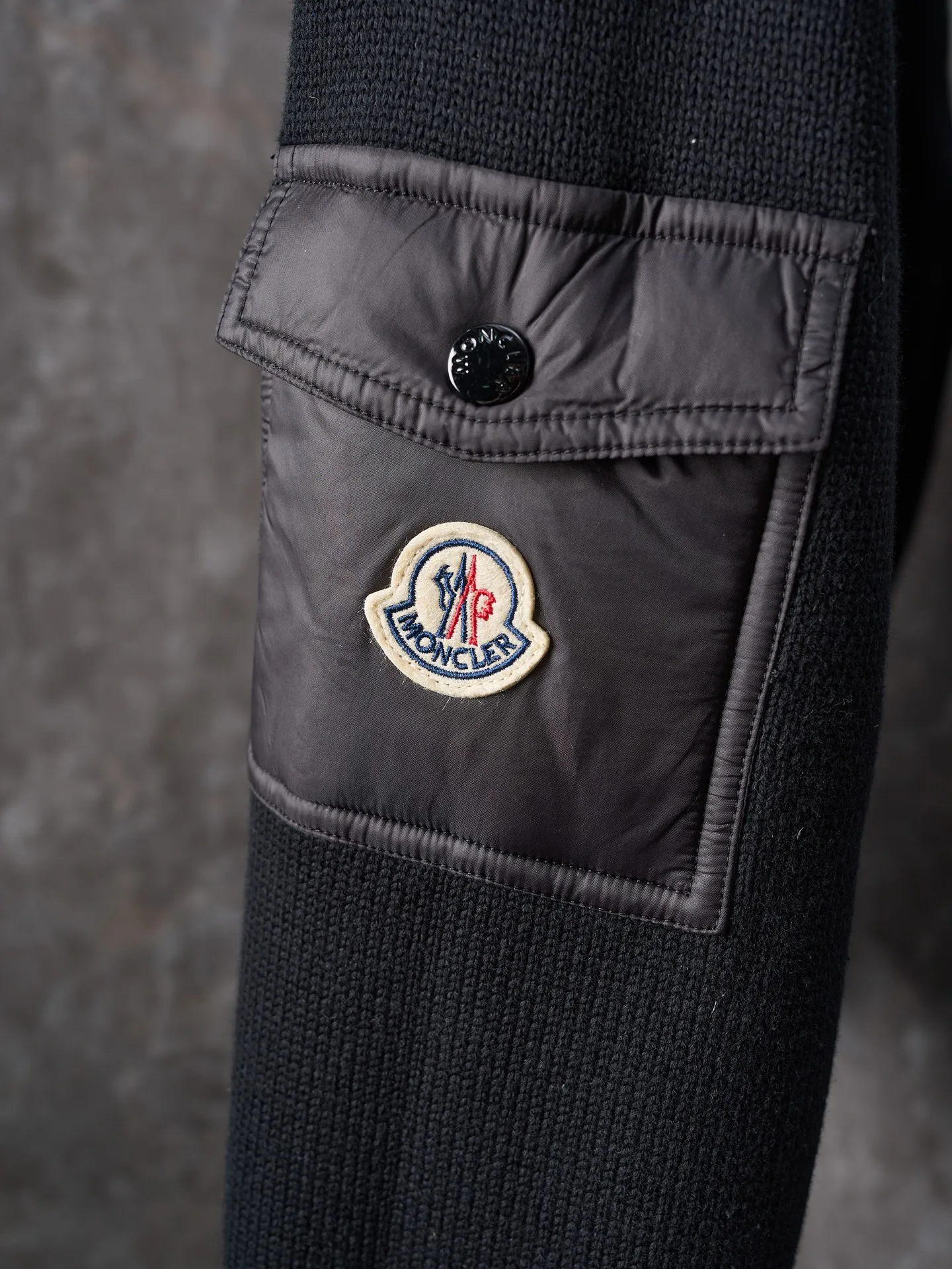 P670 Actual hanging auction] MONCLER/Muzzled Contrast trimmed wool stitching stand collar zipper down jacket [Color] Black Maroon [Ready Stock] S/1 M/2 L/3 XL/4 This zipper cardigan is paired with a stuffed down front, making it easy to create a look in all seasons. Inspired by the brand's heritage, it is embellished with three-color trim. A medium-weight knit that can easily be worn as an outer layer in milder weather, it's a practical addition to a versatile wardrobe. Made of cotton with Airsoft down front filling, flat stitch 7-gauge collar with tricolor trim, zipper closure, zippered pockets, logo patch