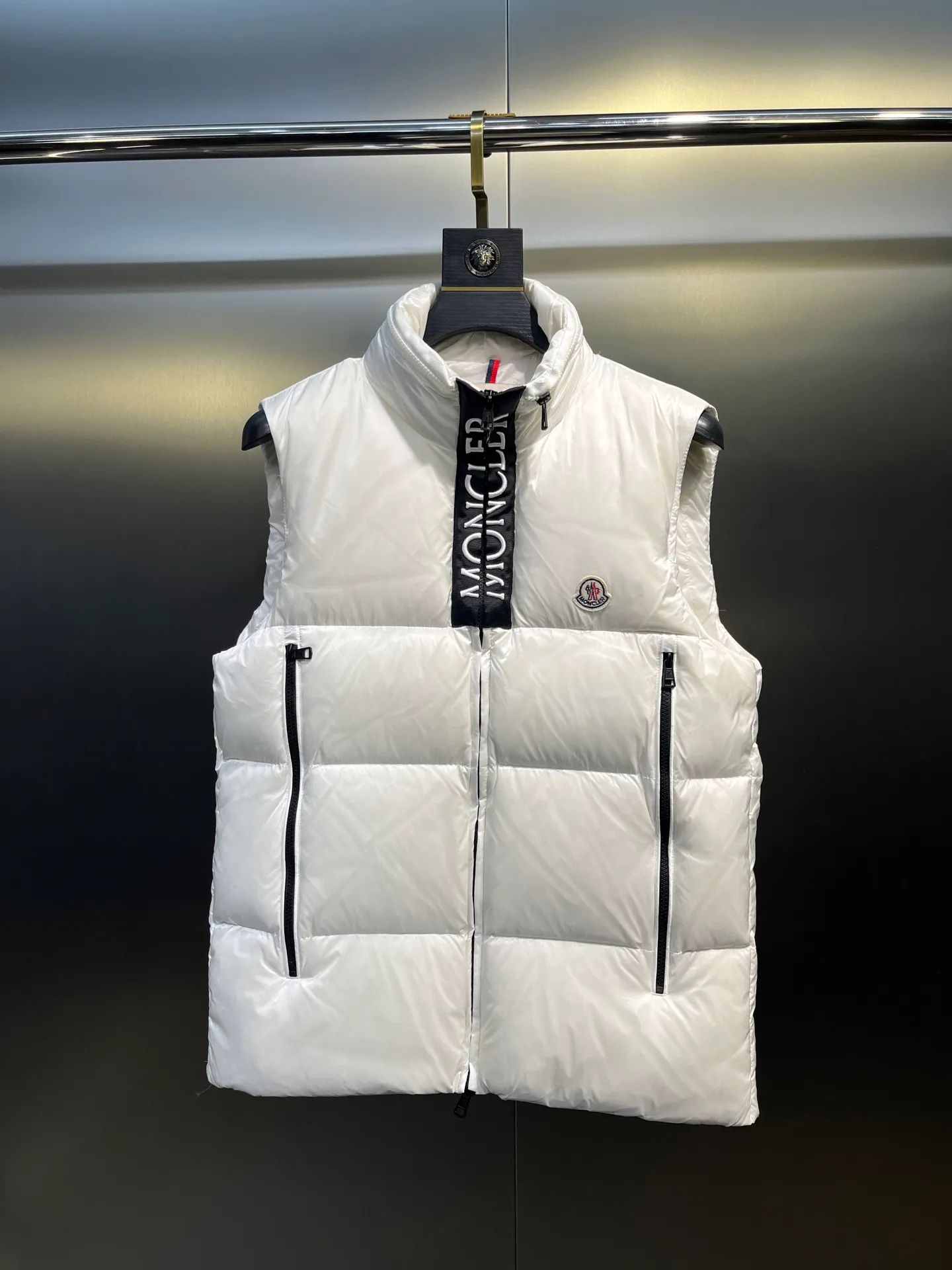P720 moncler 🌟Mandou Semeru down jacket vest New autumn and winter Semeru men's down vest Semeru down vest is specially designed for modern men who pay attention to functionality and beauty. The quilted design is quite distinctive. Return to pure style. New products for autumn and winter. Short down vest for men and women. Customized with 90% white goose down filling. Tago down vest has a low-key style, streamlined straight cut design, and the pull-out hood can be freely stored in the seamless taped zipper stand collar. Quilted style made of polyester Polyester lining Down filling Pull-out hood Zip closure Zippered pockets Black monogram logo Unique chest zip Size: M-5XL