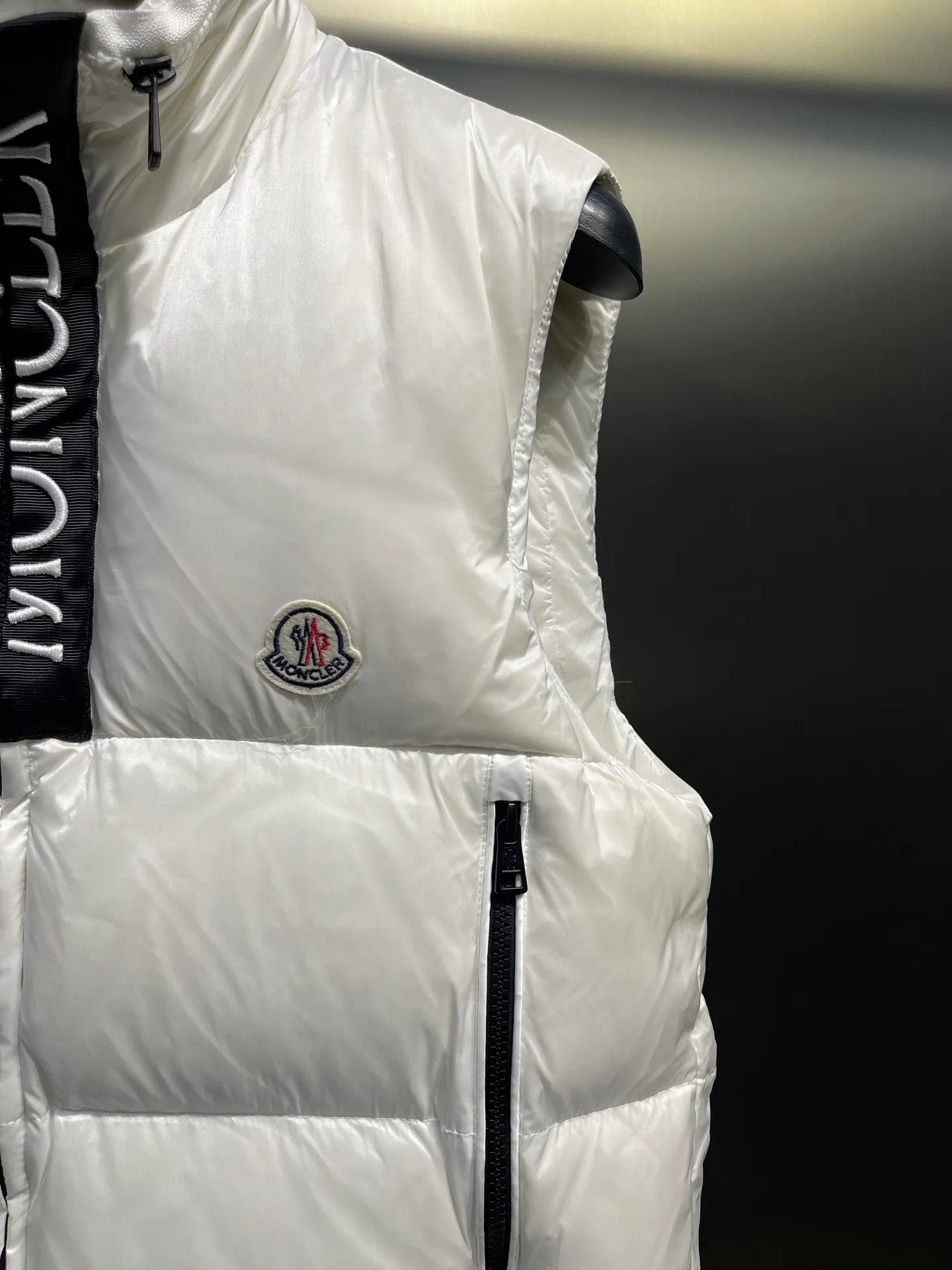 P720 moncler 🌟Mandou Semeru down jacket vest New autumn and winter Semeru men's down vest Semeru down vest is specially designed for modern men who pay attention to functionality and beauty. The quilted design is quite distinctive. Return to pure style. New products for autumn and winter. Short down vest for men and women. Customized with 90% white goose down filling. Tago down vest has a low-key style, streamlined straight cut design, and the pull-out hood can be freely stored in the seamless taped zipper stand collar. Quilted style made of polyester Polyester lining Down filling Pull-out hood Zip closure Zippered pockets Black monogram logo Unique chest zip Size: M-5XL