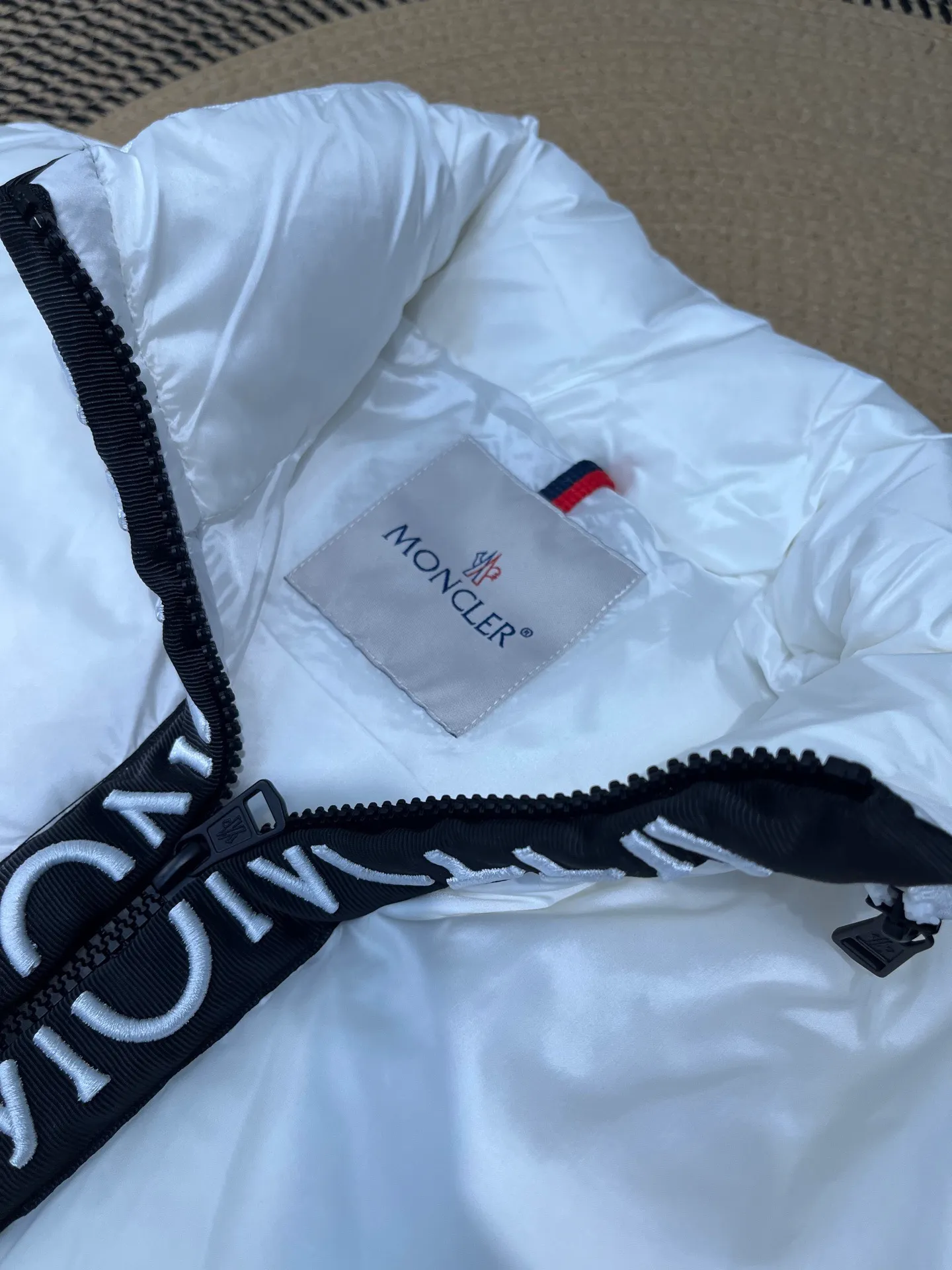 P720 moncler 🌟Mandou Semeru down jacket vest New autumn and winter Semeru men's down vest Semeru down vest is specially designed for modern men who pay attention to functionality and beauty. The quilted design is quite distinctive. Return to pure style. New products for autumn and winter. Short down vest for men and women. Customized with 90% white goose down filling. Tago down vest has a low-key style, streamlined straight cut design, and the pull-out hood can be freely stored in the seamless taped zipper stand collar. Quilted style made of polyester Polyester lining Down filling Pull-out hood Zip closure Zippered pockets Black monogram logo Unique chest zip Size: M-5XL