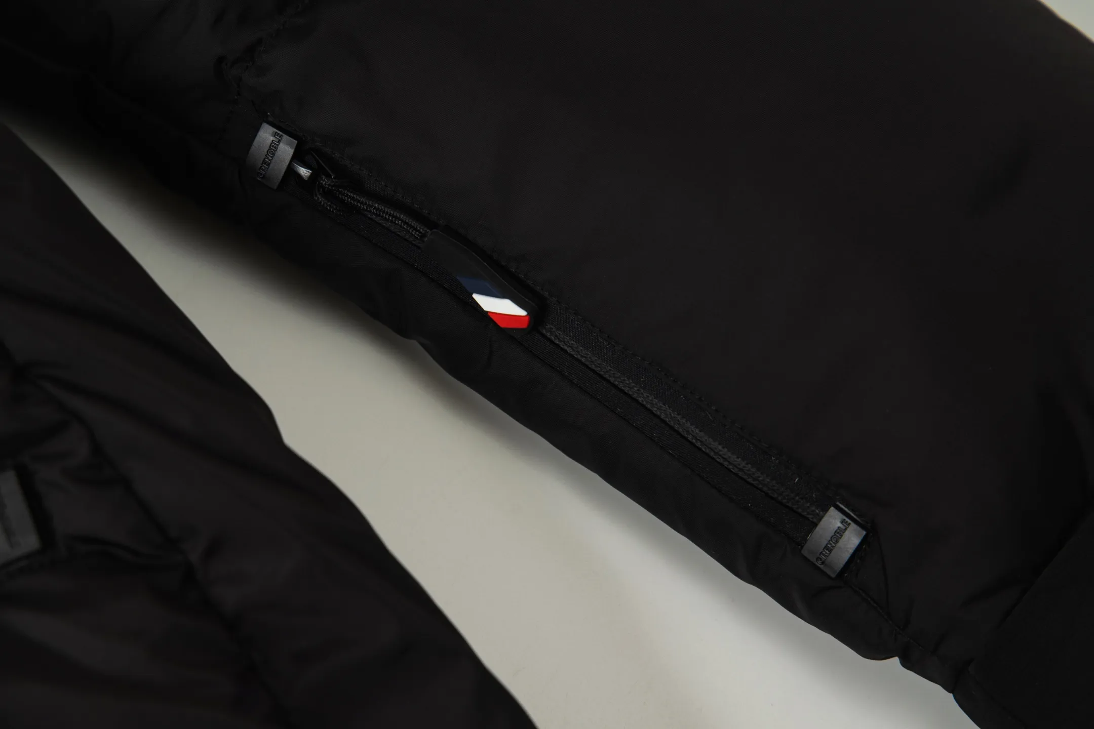 P1000 moncler/Mongolian 2025 Autumn and Winter New 🆕Down Jacket Original customized hardware accessories are all imported and original customization Welcome to compare Absolutely high quality Super soft Filled with fluffy and full feathers Super heavy workmanship The fabric is well-made 👍The version is perfect Note⚠The fabric is super comfortable Exclusive model Non-market goods Same style for men and women Size: 1 2 3 4 5