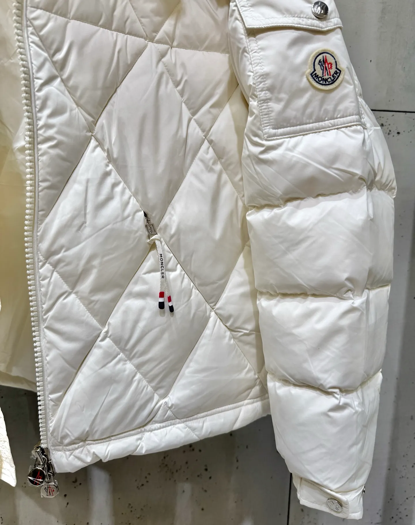 P900 Premium Down ⬆️Moncler Averole Short Men's Diamond Check Down Jacket. Premium goose down filling. Original matching hardware. The Averole Men's Short Down Jacket has an eye-catching stitching pattern, integrating diamond quilted yoke and long square quilted body.  The Averole Men's Short Down Jacket features an eye-catching stitching pattern, diamond-quilted yoke and long checkered quilting throughout. Made from stretch nylon and features a removable hood, pockets and two-way zip fly. Details •Made from stretch nylon fabric •Stretch nylon lining •Down filling •Detachable and adjustable hood with press studs and drawstring •Diamond quilted yoke •Zip closure •Zip pockets •Adjustable cuffs with press studs •Fleece felt logo Size: 1-5 Black White