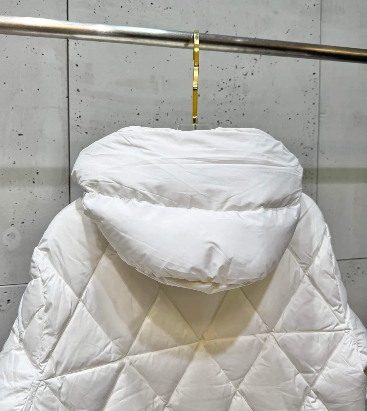 P900 Premium Down ⬆️Moncler Averole Short Men's Diamond Check Down Jacket. Premium goose down filling. Original matching hardware. The Averole Men's Short Down Jacket has an eye-catching stitching pattern, integrating diamond quilted yoke and long square quilted body.  The Averole Men's Short Down Jacket features an eye-catching stitching pattern, diamond-quilted yoke and long checkered quilting throughout. Made from stretch nylon and features a removable hood, pockets and two-way zip fly. Details •Made from stretch nylon fabric •Stretch nylon lining •Down filling •Detachable and adjustable hood with press studs and drawstring •Diamond quilted yoke •Zip closure •Zip pockets •Adjustable cuffs with press studs •Fleece felt logo Size: 1-5 Black White