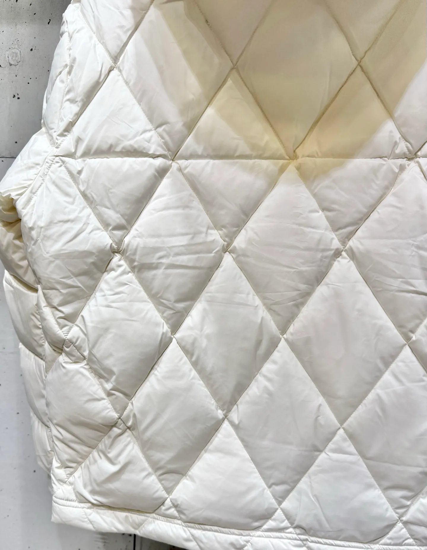 P900 Premium Down ⬆️Moncler Averole Short Men's Diamond Check Down Jacket. Premium goose down filling. Original matching hardware. The Averole Men's Short Down Jacket has an eye-catching stitching pattern, integrating diamond quilted yoke and long square quilted body.  The Averole Men's Short Down Jacket features an eye-catching stitching pattern, diamond-quilted yoke and long checkered quilting throughout. Made from stretch nylon and features a removable hood, pockets and two-way zip fly. Details •Made from stretch nylon fabric •Stretch nylon lining •Down filling •Detachable and adjustable hood with press studs and drawstring •Diamond quilted yoke •Zip closure •Zip pockets •Adjustable cuffs with press studs •Fleece felt logo Size: 1-5 Black White