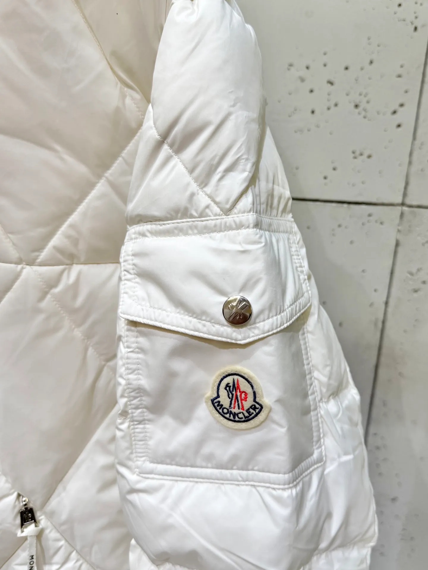 P900 Premium Down ⬆️Moncler Averole Short Men's Diamond Check Down Jacket. Premium goose down filling. Original matching hardware. The Averole Men's Short Down Jacket has an eye-catching stitching pattern, integrating diamond quilted yoke and long square quilted body.  The Averole Men's Short Down Jacket features an eye-catching stitching pattern, diamond-quilted yoke and long checkered quilting throughout. Made from stretch nylon and features a removable hood, pockets and two-way zip fly. Details •Made from stretch nylon fabric •Stretch nylon lining •Down filling •Detachable and adjustable hood with press studs and drawstring •Diamond quilted yoke •Zip closure •Zip pockets •Adjustable cuffs with press studs •Fleece felt logo Size: 1-5 Black White
