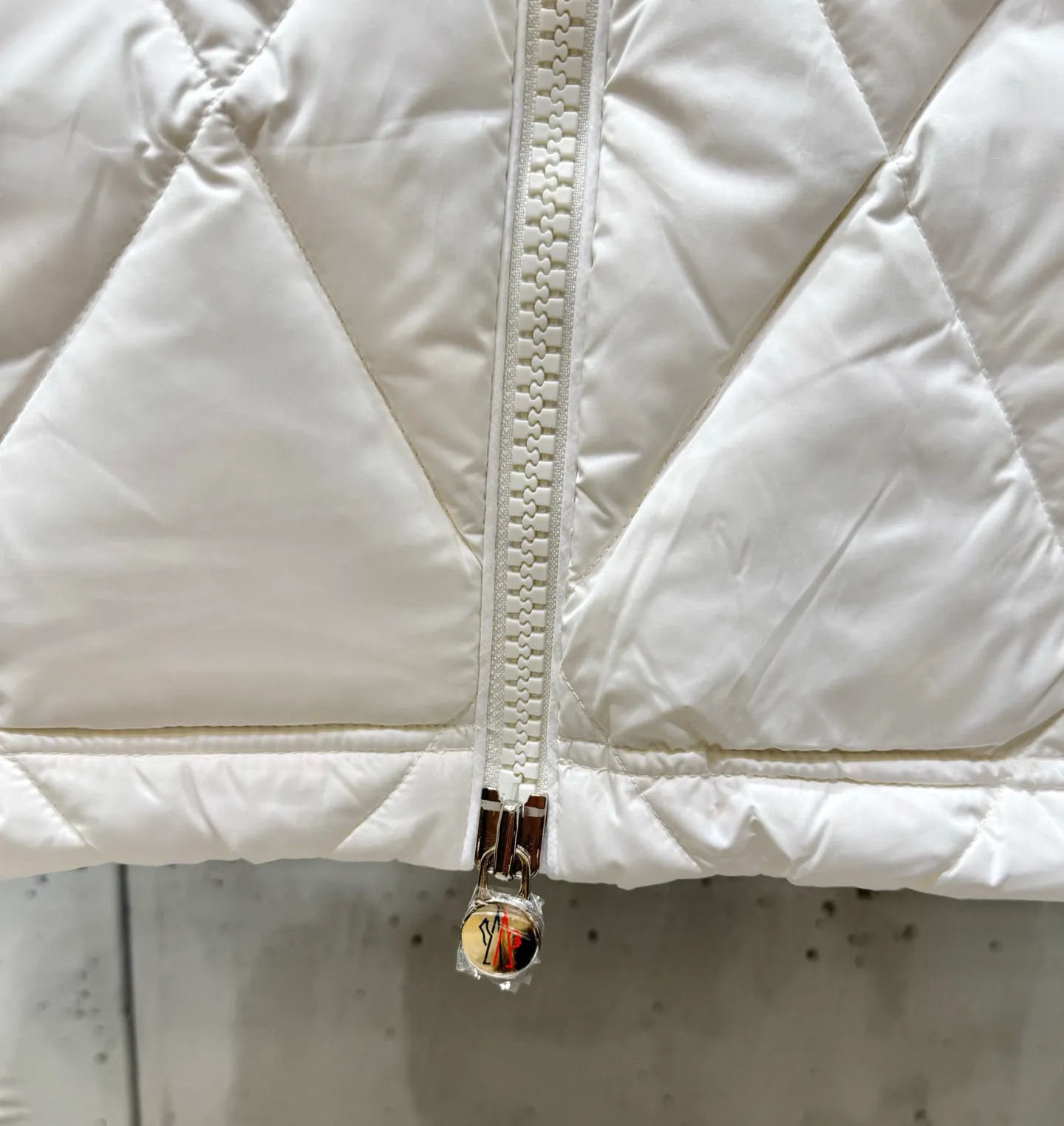 P900 Premium Down ⬆️Moncler Averole Short Men's Diamond Check Down Jacket. Premium goose down filling. Original matching hardware. The Averole Men's Short Down Jacket has an eye-catching stitching pattern, integrating diamond quilted yoke and long square quilted body.  The Averole Men's Short Down Jacket features an eye-catching stitching pattern, diamond-quilted yoke and long checkered quilting throughout. Made from stretch nylon and features a removable hood, pockets and two-way zip fly. Details •Made from stretch nylon fabric •Stretch nylon lining •Down filling •Detachable and adjustable hood with press studs and drawstring •Diamond quilted yoke •Zip closure •Zip pockets •Adjustable cuffs with press studs •Fleece felt logo Size: 1-5 Black White