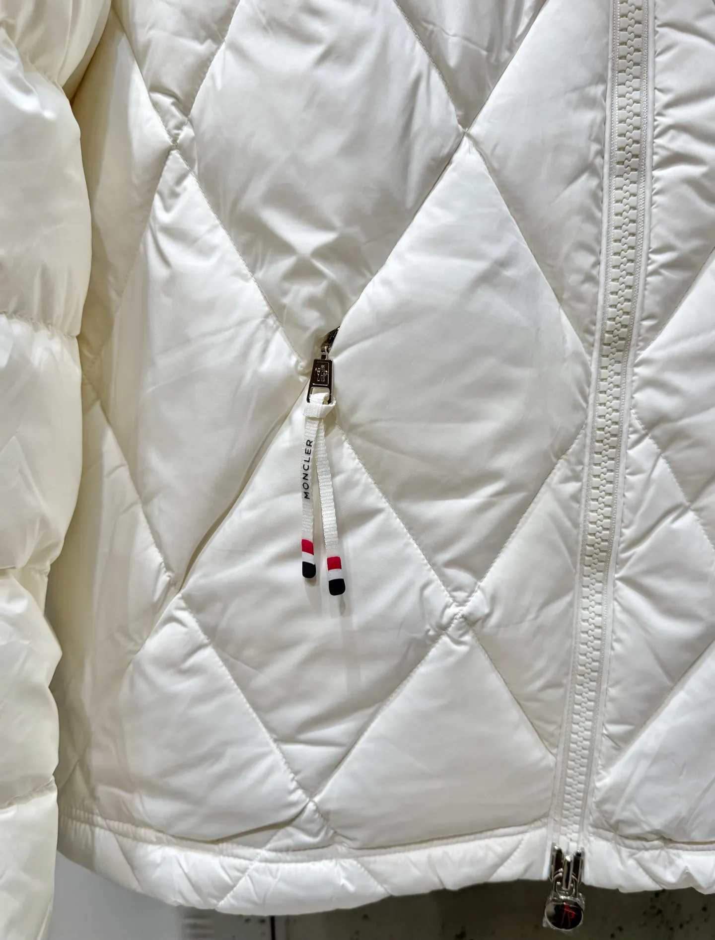 P900 Premium Down ⬆️Moncler Averole Short Men's Diamond Check Down Jacket. Premium goose down filling. Original matching hardware. The Averole Men's Short Down Jacket has an eye-catching stitching pattern, integrating diamond quilted yoke and long square quilted body.  The Averole Men's Short Down Jacket features an eye-catching stitching pattern, diamond-quilted yoke and long checkered quilting throughout. Made from stretch nylon and features a removable hood, pockets and two-way zip fly. Details •Made from stretch nylon fabric •Stretch nylon lining •Down filling •Detachable and adjustable hood with press studs and drawstring •Diamond quilted yoke •Zip closure •Zip pockets •Adjustable cuffs with press studs •Fleece felt logo Size: 1-5 Black White