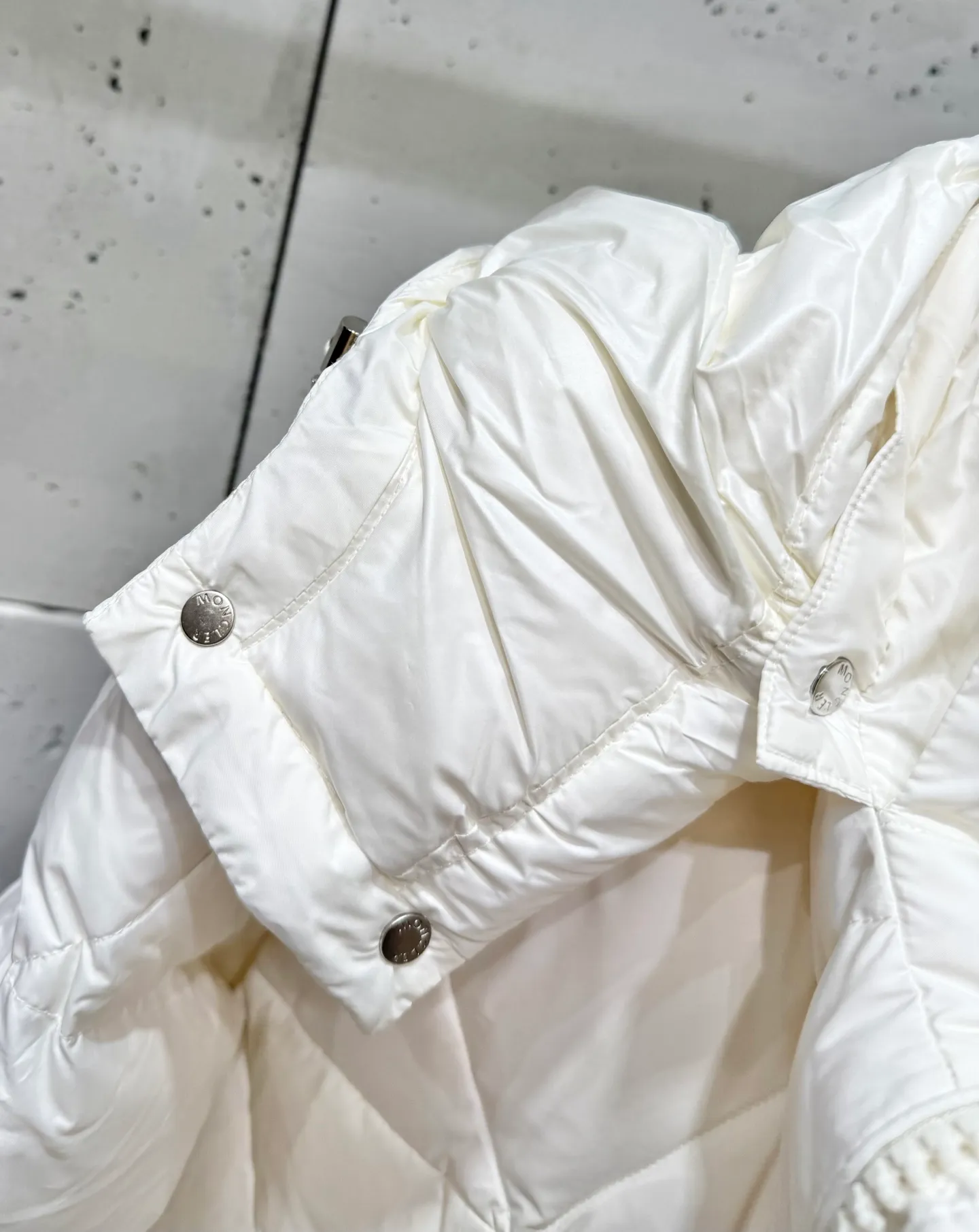 P900 Premium Down ⬆️Moncler Averole Short Men's Diamond Check Down Jacket. Premium goose down filling. Original matching hardware. The Averole Men's Short Down Jacket has an eye-catching stitching pattern, integrating diamond quilted yoke and long square quilted body.  The Averole Men's Short Down Jacket features an eye-catching stitching pattern, diamond-quilted yoke and long checkered quilting throughout. Made from stretch nylon and features a removable hood, pockets and two-way zip fly. Details •Made from stretch nylon fabric •Stretch nylon lining •Down filling •Detachable and adjustable hood with press studs and drawstring •Diamond quilted yoke •Zip closure •Zip pockets •Adjustable cuffs with press studs •Fleece felt logo Size: 1-5 Black White