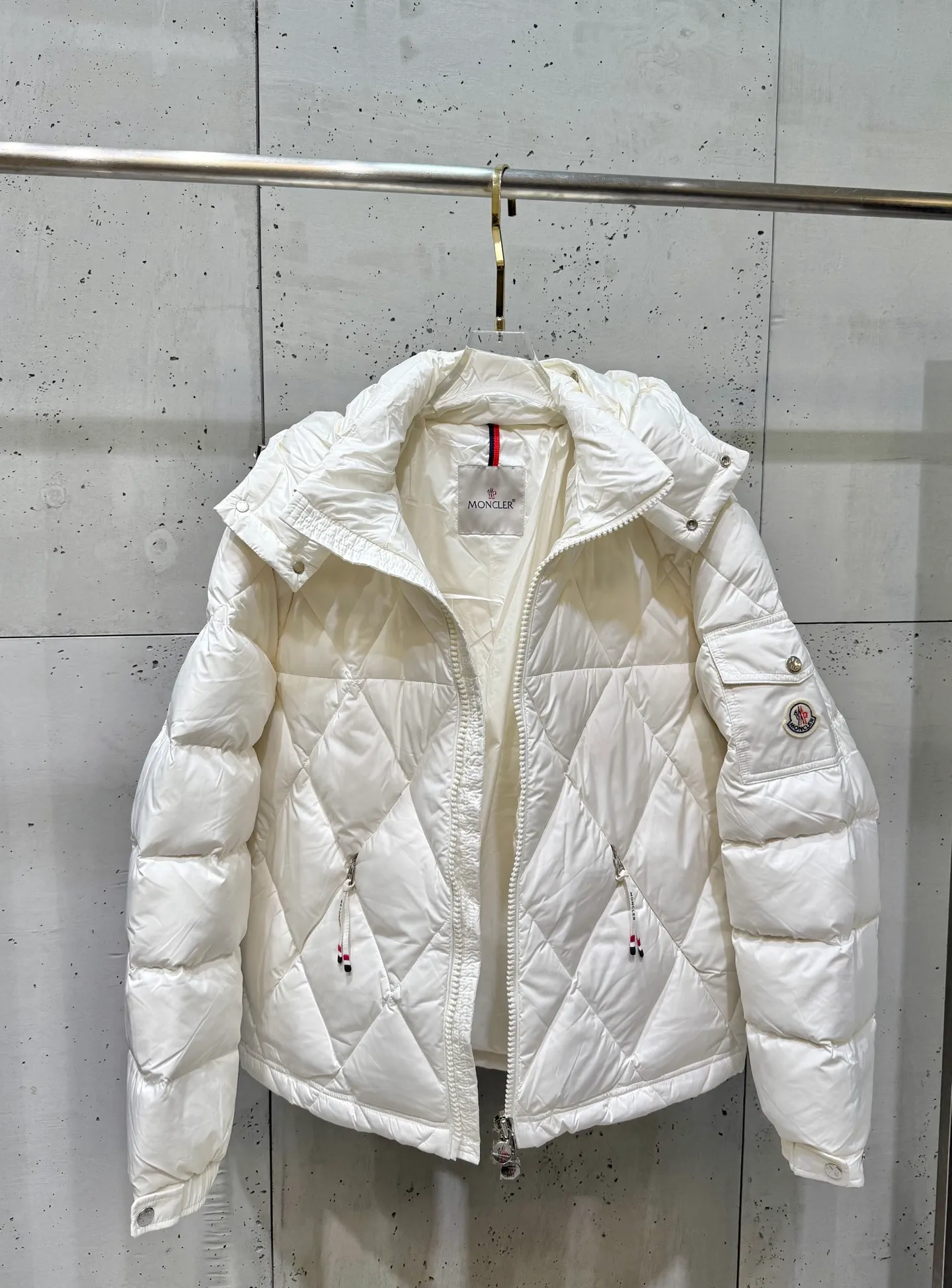 P900 Premium Down ⬆️Moncler Averole Short Men's Diamond Check Down Jacket. Premium goose down filling. Original matching hardware. The Averole Men's Short Down Jacket has an eye-catching stitching pattern, integrating diamond quilted yoke and long square quilted body.  The Averole Men's Short Down Jacket features an eye-catching stitching pattern, diamond-quilted yoke and long checkered quilting throughout. Made from stretch nylon and features a removable hood, pockets and two-way zip fly. Details •Made from stretch nylon fabric •Stretch nylon lining •Down filling •Detachable and adjustable hood with press studs and drawstring •Diamond quilted yoke •Zip closure •Zip pockets •Adjustable cuffs with press studs •Fleece felt logo Size: 1-5 Black White
