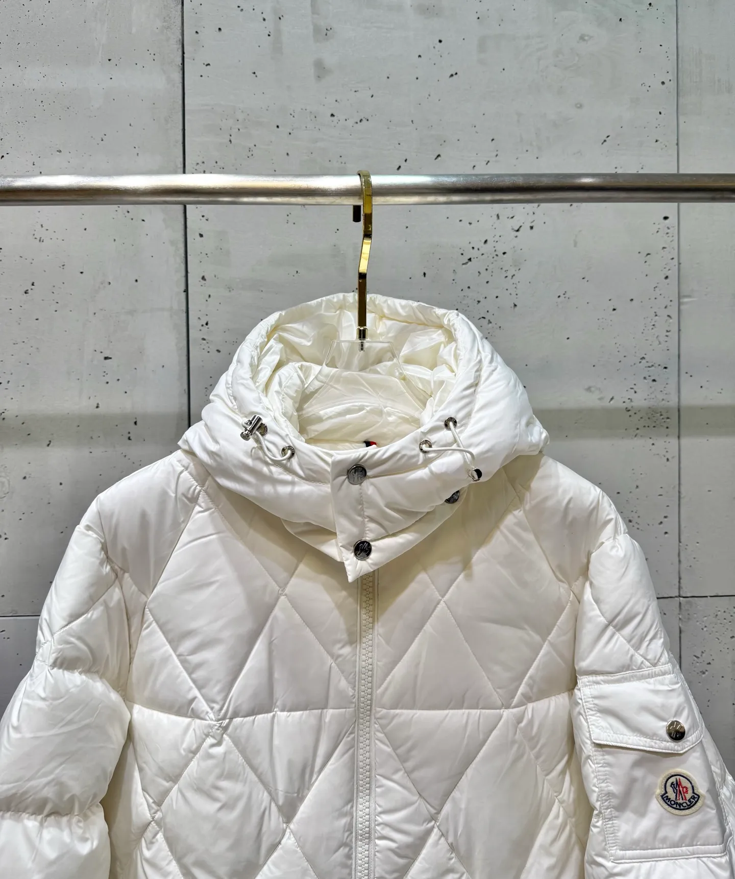 P900 Premium Down ⬆️Moncler Averole Short Men's Diamond Check Down Jacket. Premium goose down filling. Original matching hardware. The Averole Men's Short Down Jacket has an eye-catching stitching pattern, integrating diamond quilted yoke and long square quilted body.  The Averole Men's Short Down Jacket features an eye-catching stitching pattern, diamond-quilted yoke and long checkered quilting throughout. Made from stretch nylon and features a removable hood, pockets and two-way zip fly. Details •Made from stretch nylon fabric •Stretch nylon lining •Down filling •Detachable and adjustable hood with press studs and drawstring •Diamond quilted yoke •Zip closure •Zip pockets •Adjustable cuffs with press studs •Fleece felt logo Size: 1-5 Black White